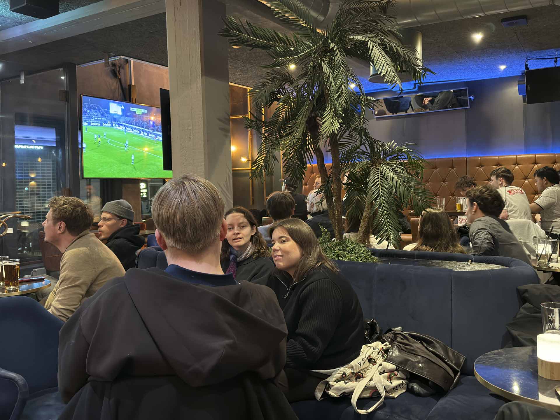 På kampdage er der et tydeligt “vi holder med” præg i rummet, og det er faktisk en del af charmen. Du ender med at heppe lidt med, selv hvis du bare kom for en burger. Spiseguiden Aarhus