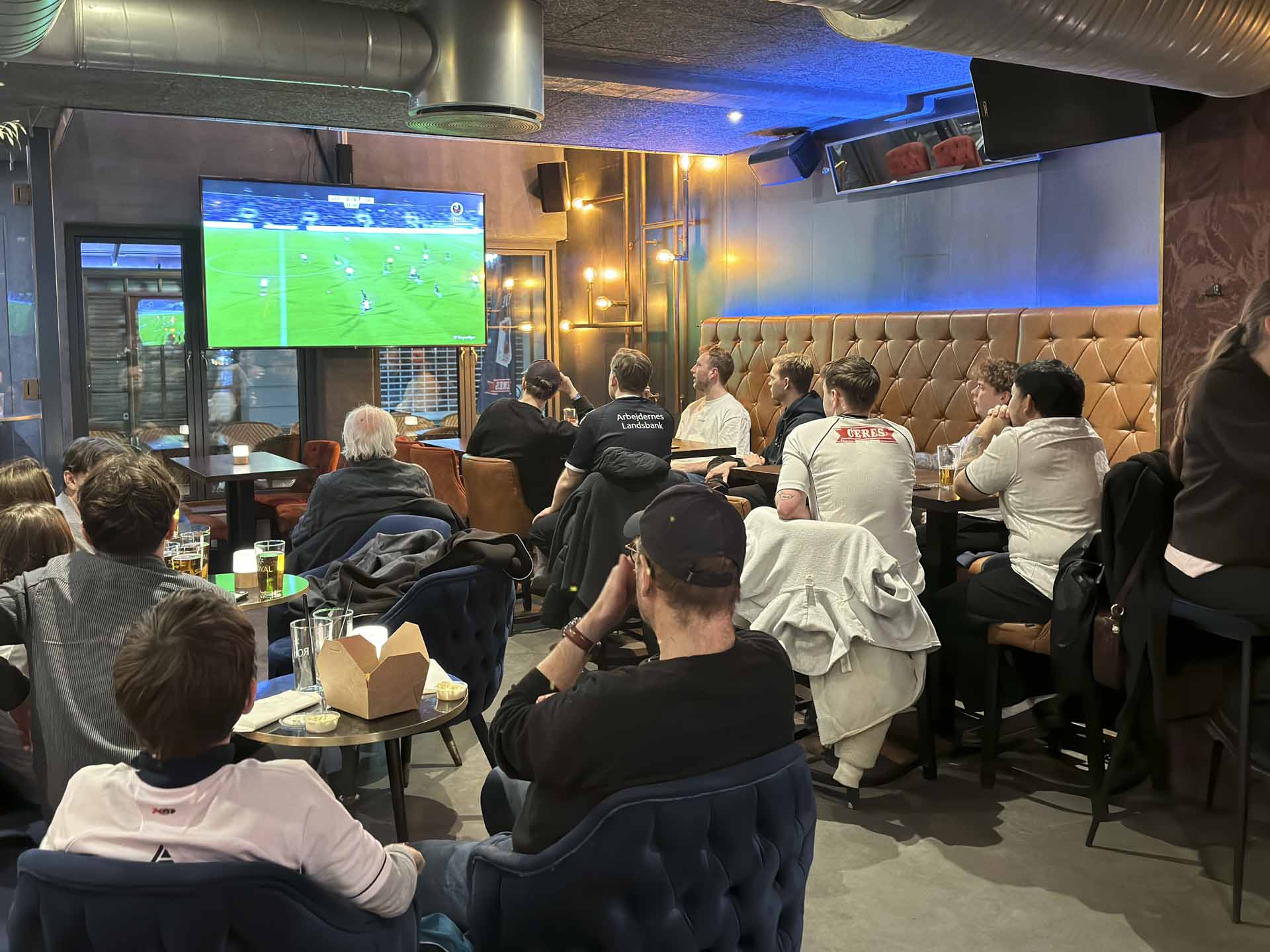 Fra Frederiksgade går man ind i den store øl-, sports- og loungebar, fordelt på tre etager, hvor der serveres mad og drikke. Her tager man plads i de bløde møbler og er omringet af skærme med sport.