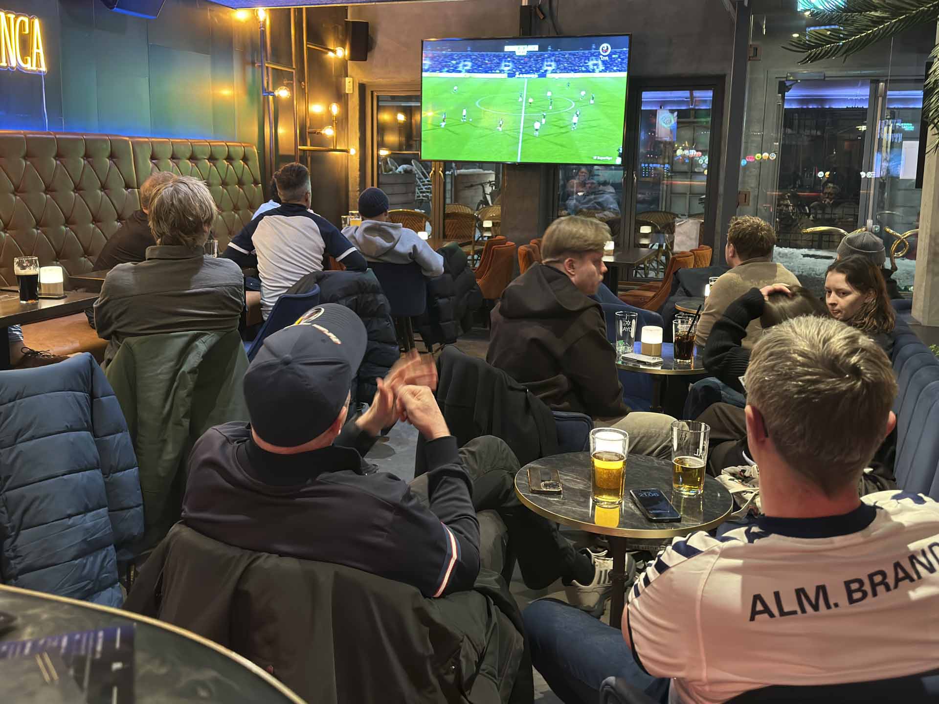 Vi var der en aften, hvor byens hold, AGF, spillede, og det kunne mærkes fra første sekund. Ikke som en aggressiv “hold nu kæft og se kampen” vibe, mere som et fælles “vi er her sammen” i kroppen, også selvom du ikke kan huske stillingen i tabellen.