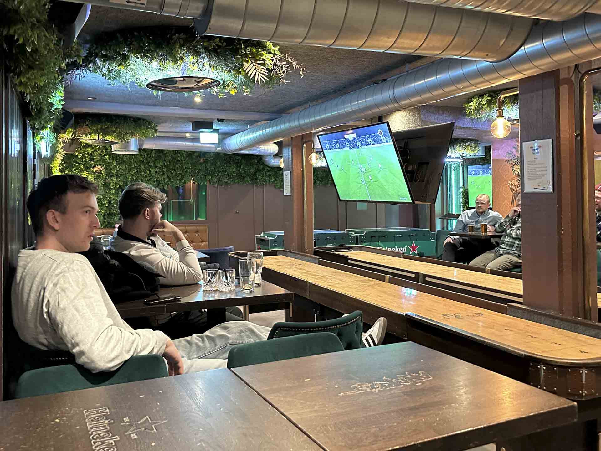 Fordi Panenka kan det, mange barer prøver på, men ikke helt får til at lykkes. Du kan komme for øllet og hanerne, blive for stemningen, spise noget, der smager og faktisk passer til øl, og så lige toppe aftenen med shuffleboard, mens du diskuterer, om den sidste scoring var genial eller ren tilfældighed.