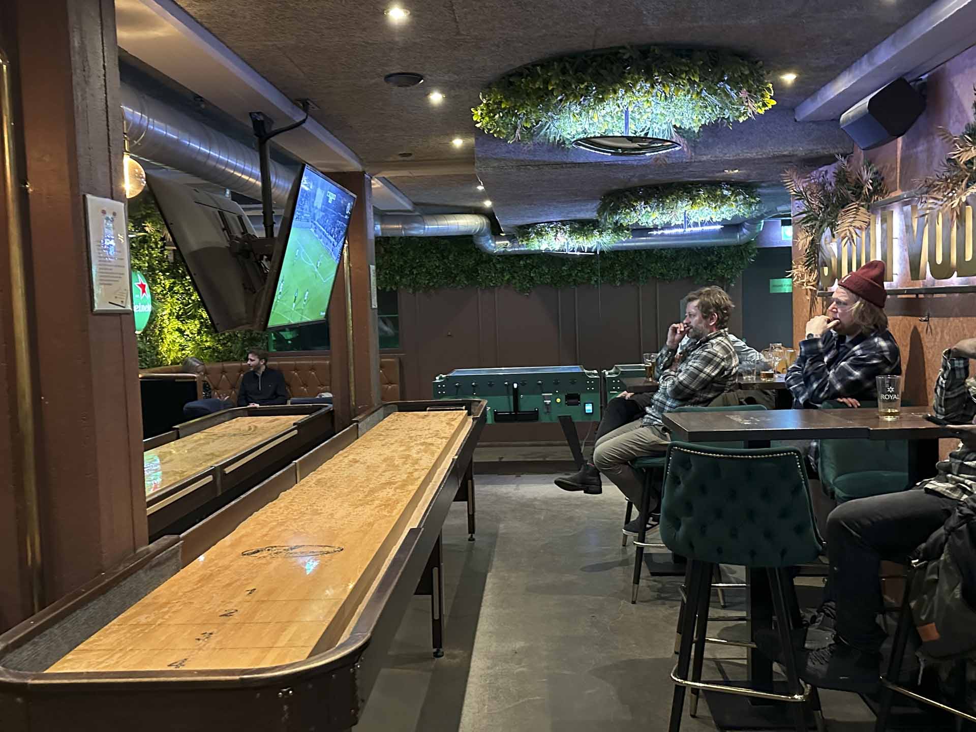 Spil er når, “vi laver noget”, som fx banko med et twist og quiz-aftener, plus spil som pool, dart og shuffleboard. Spiseguiden Aarhus besøger...