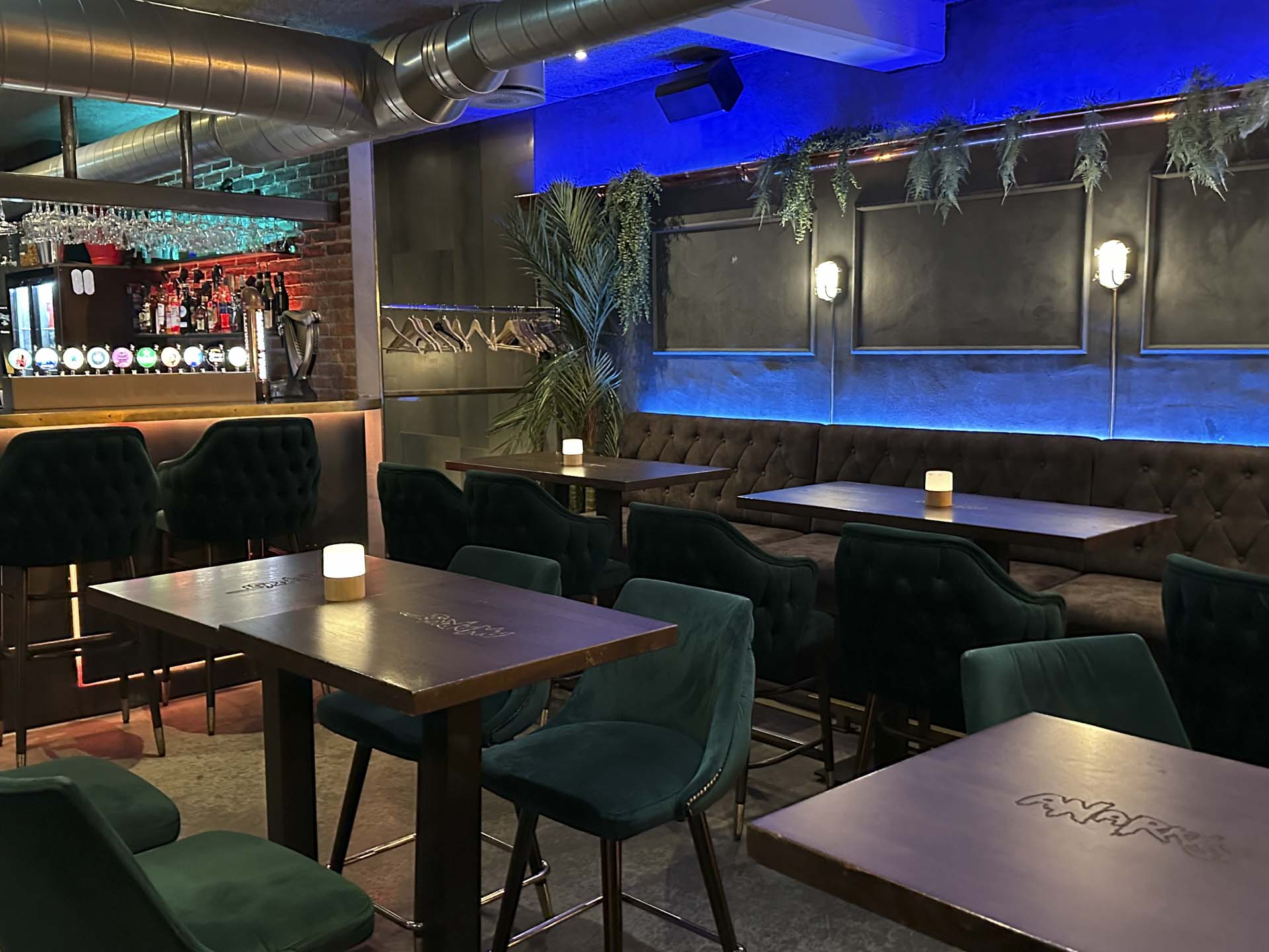 Baren er for gæster 21 plus, så crowd’et føles mere voksent, også når det bliver festligt hos Panenka i Aarhus C.