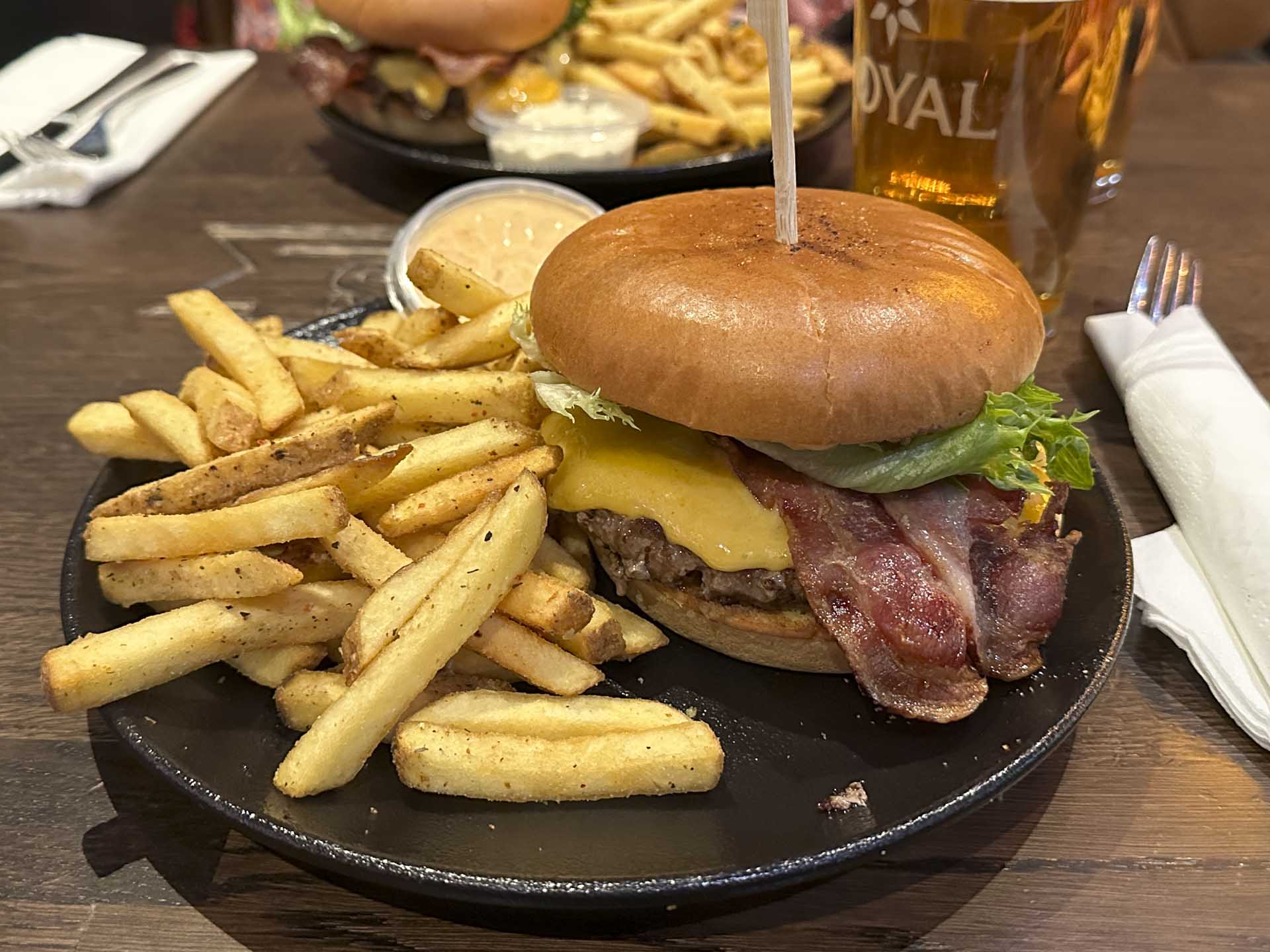 Priserne hos Panenka er fair fastsat for både mad, øl og aktiviteter, og du kan komme langt for et par hundrede kroner. Vores burgermenu kostede 145 kr,. og en stor Ceres Top stod til 55 kr..