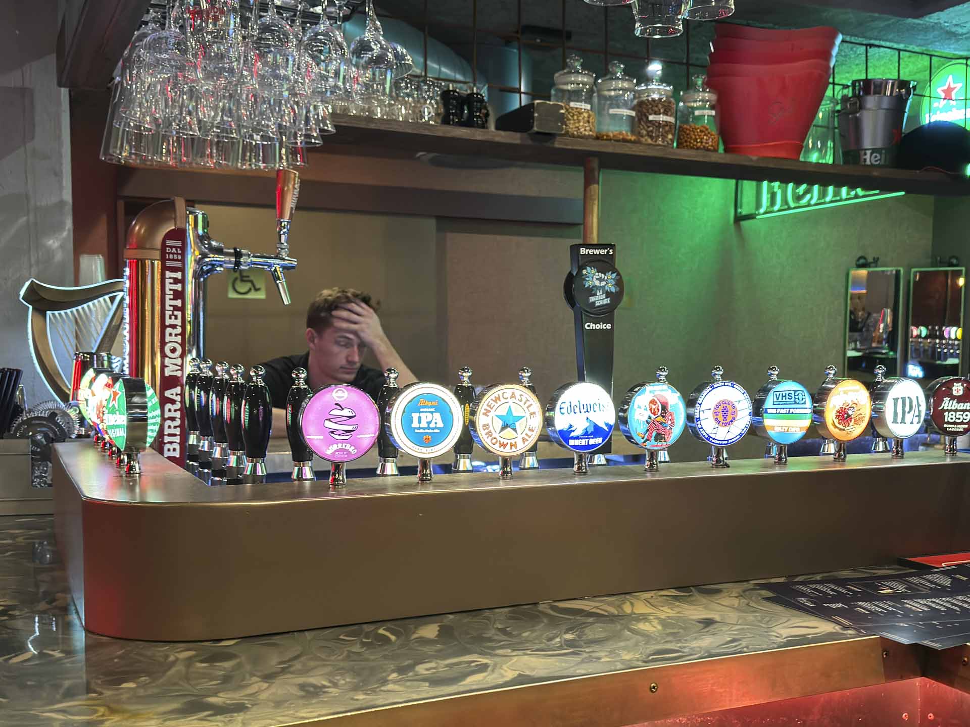 Du kommer ikke på Panenka for at få en lunken stadionplatte, der smager af pause og papbakke.