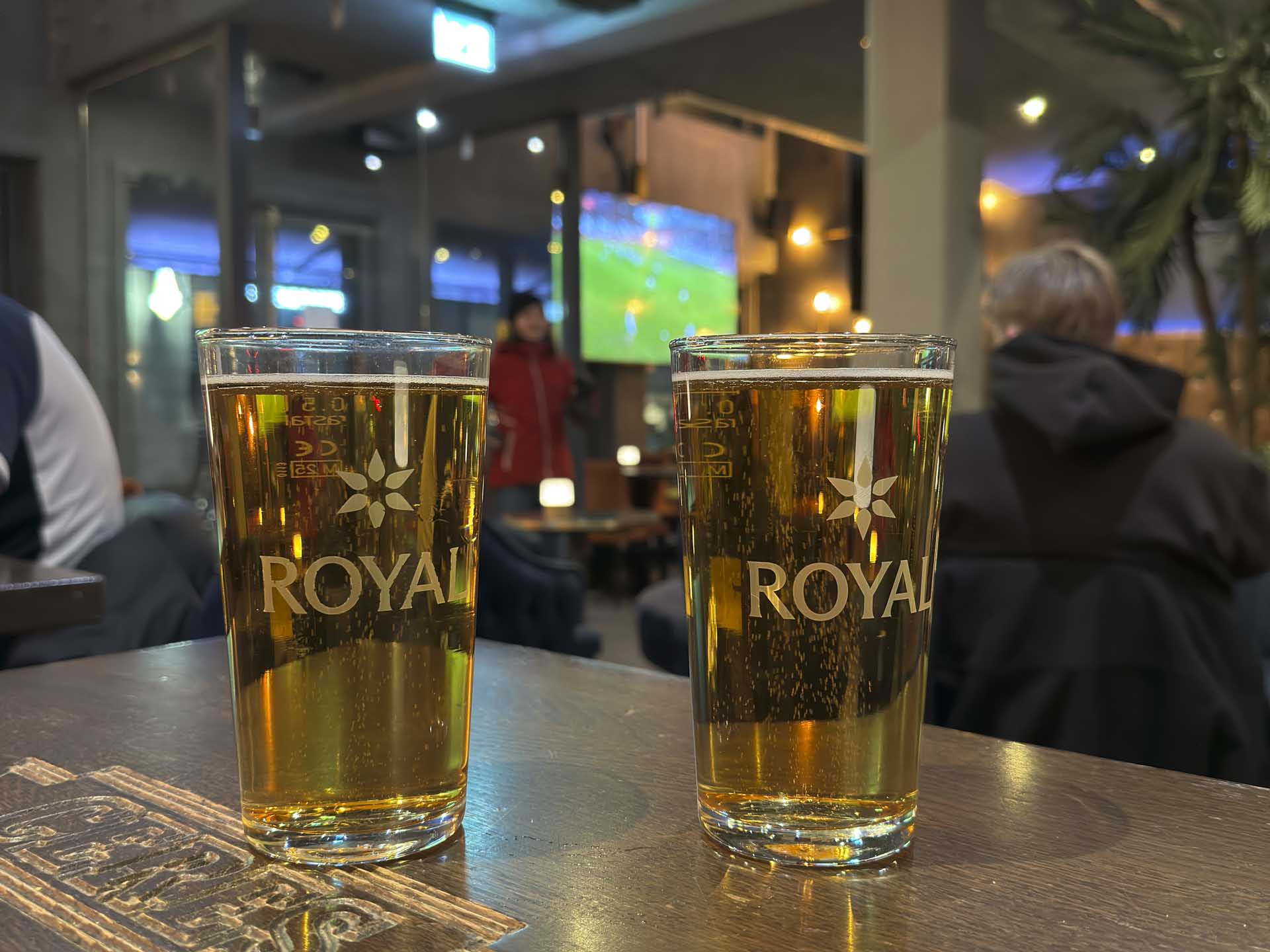 Og i ægte AGF ånd snuppede vi en Ceres Top fra fad. Den slags øl, der ikke prøver at være noget, den ikke er, og derfor rammer plet, når fællesskabet kan ses på trøjerne i rummet, og stemningen allerede er på plads. 