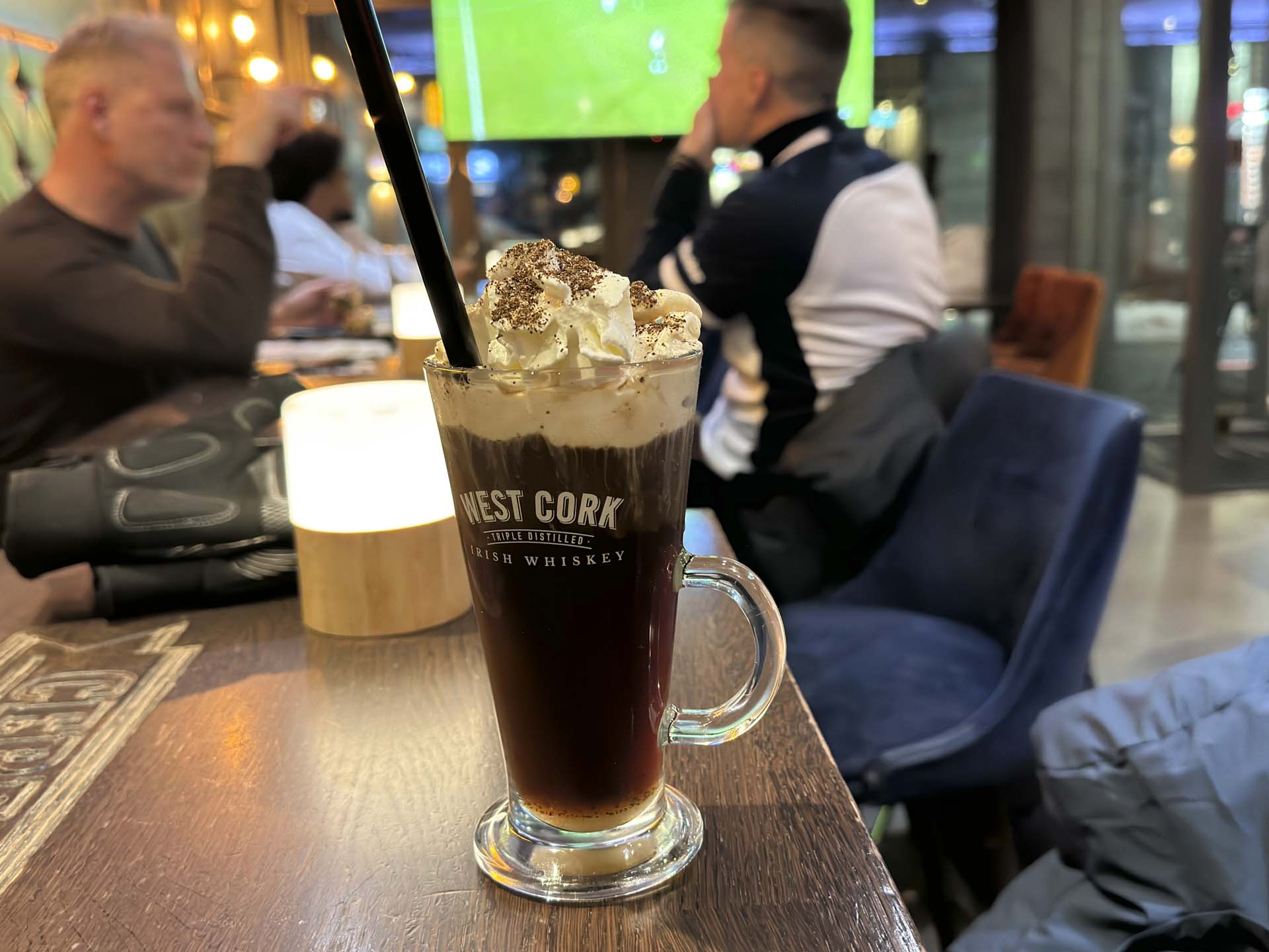 Vi sluttede af med en Irish coffee. Nok mest pga. kulden udenfor. Her var der ikke sparet på noget. Det skulle da lige være kaffen. Whisky, sukker og fløde kom i den slags mængder, der føles som et kærligt skulderklap. 