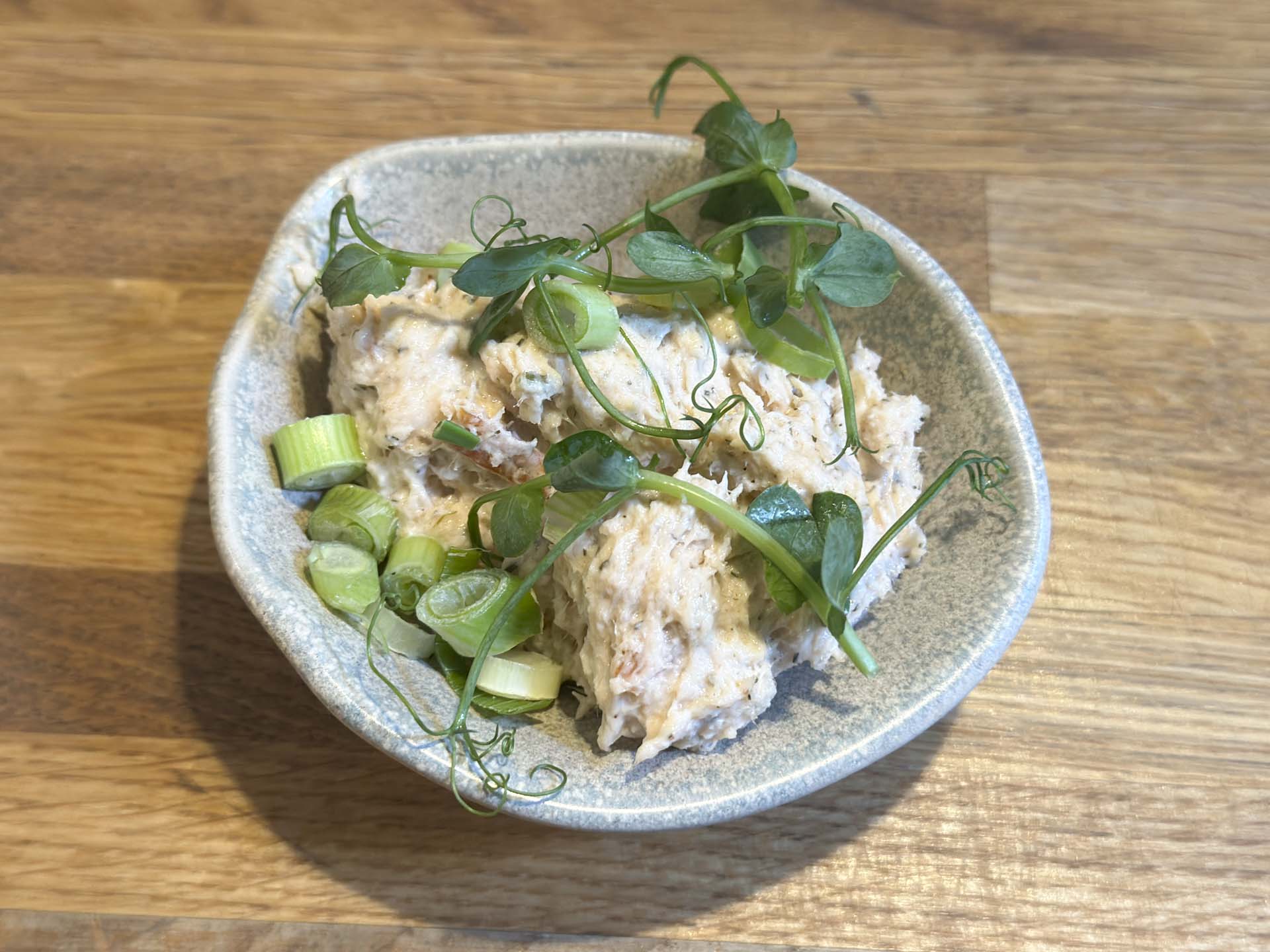 Lakserilette med forårsløg og urter hos Sidewalk ved åen i Aarhus