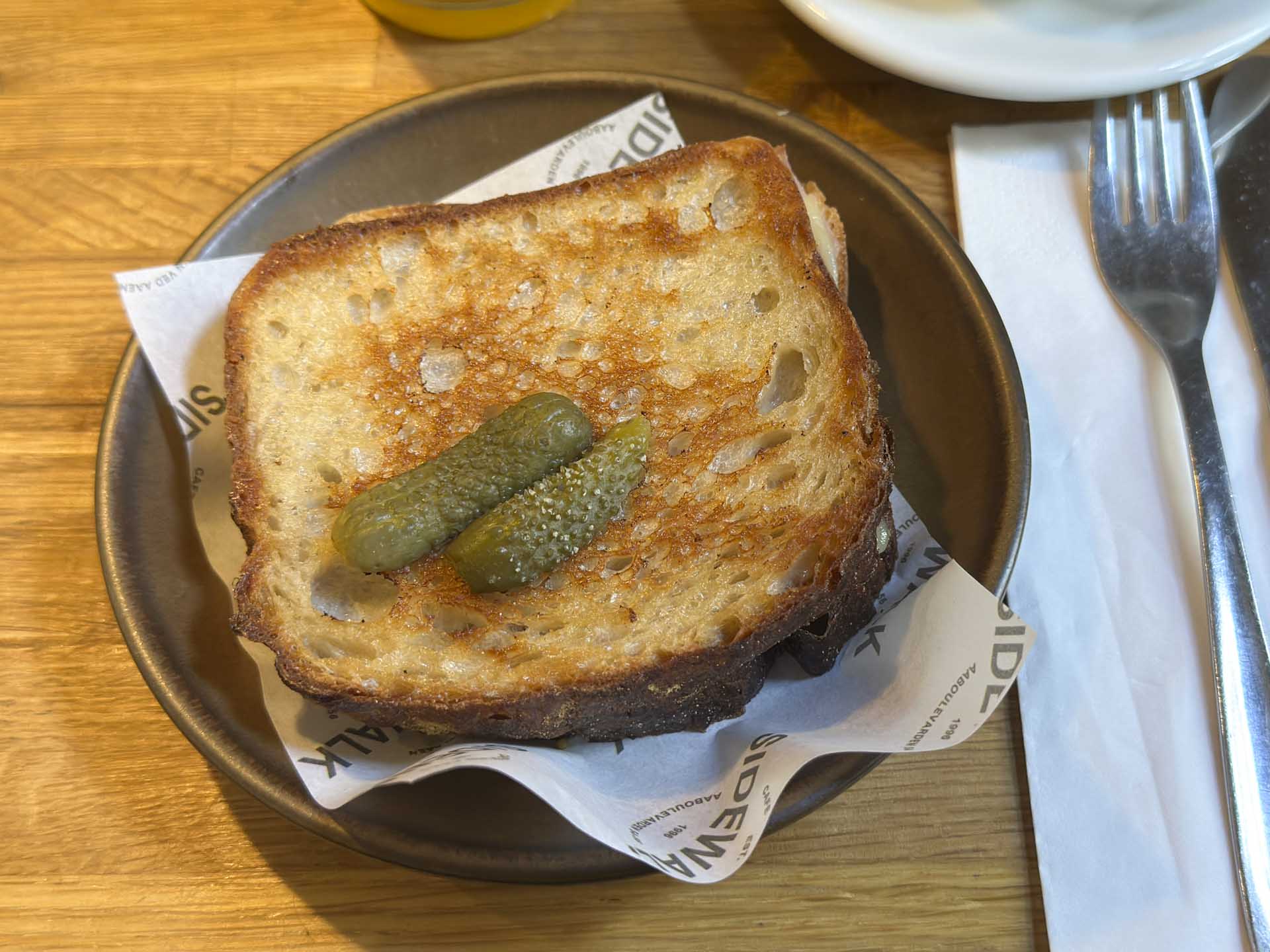Toasten hos Sidewalk med mildmodnet havarti og ålerøget skinke var et godt eksempel på, at det velkendte ikke behøver være kedeligt.