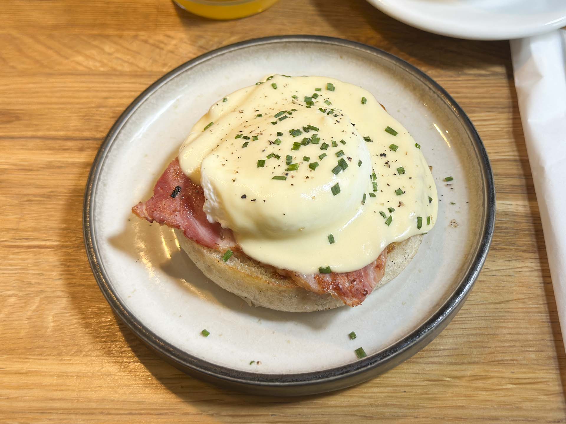 Skinke, pocheret æg og hollandaisesauce. Her viste Café Sidewalk sit højeste niveau.