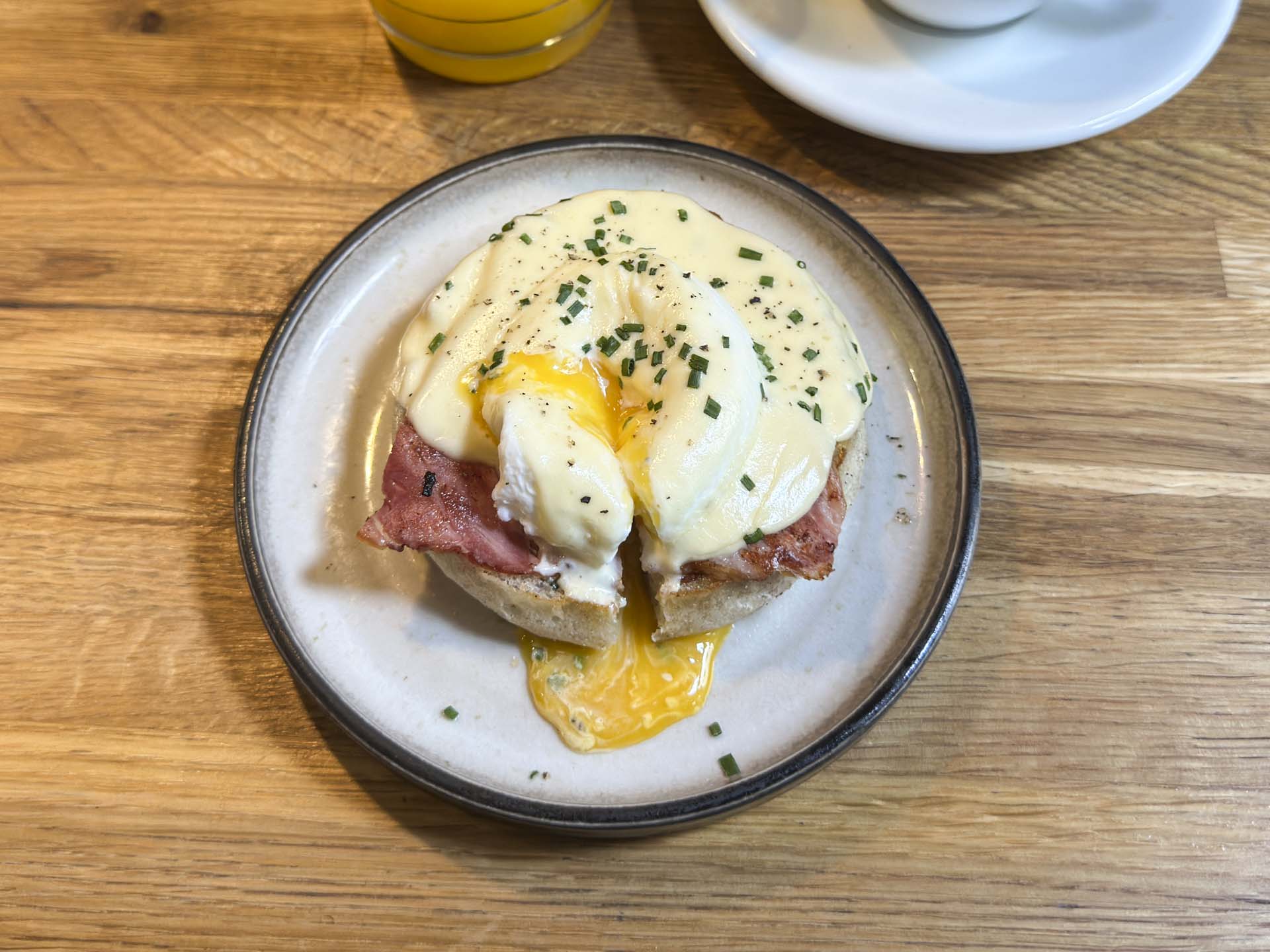 Det er en ret, der hurtigt afslører, om køkkenet har styr på håndværket. Det havde Café Sidewalk. Til 35 kr. er det ganske enkelt et kup.