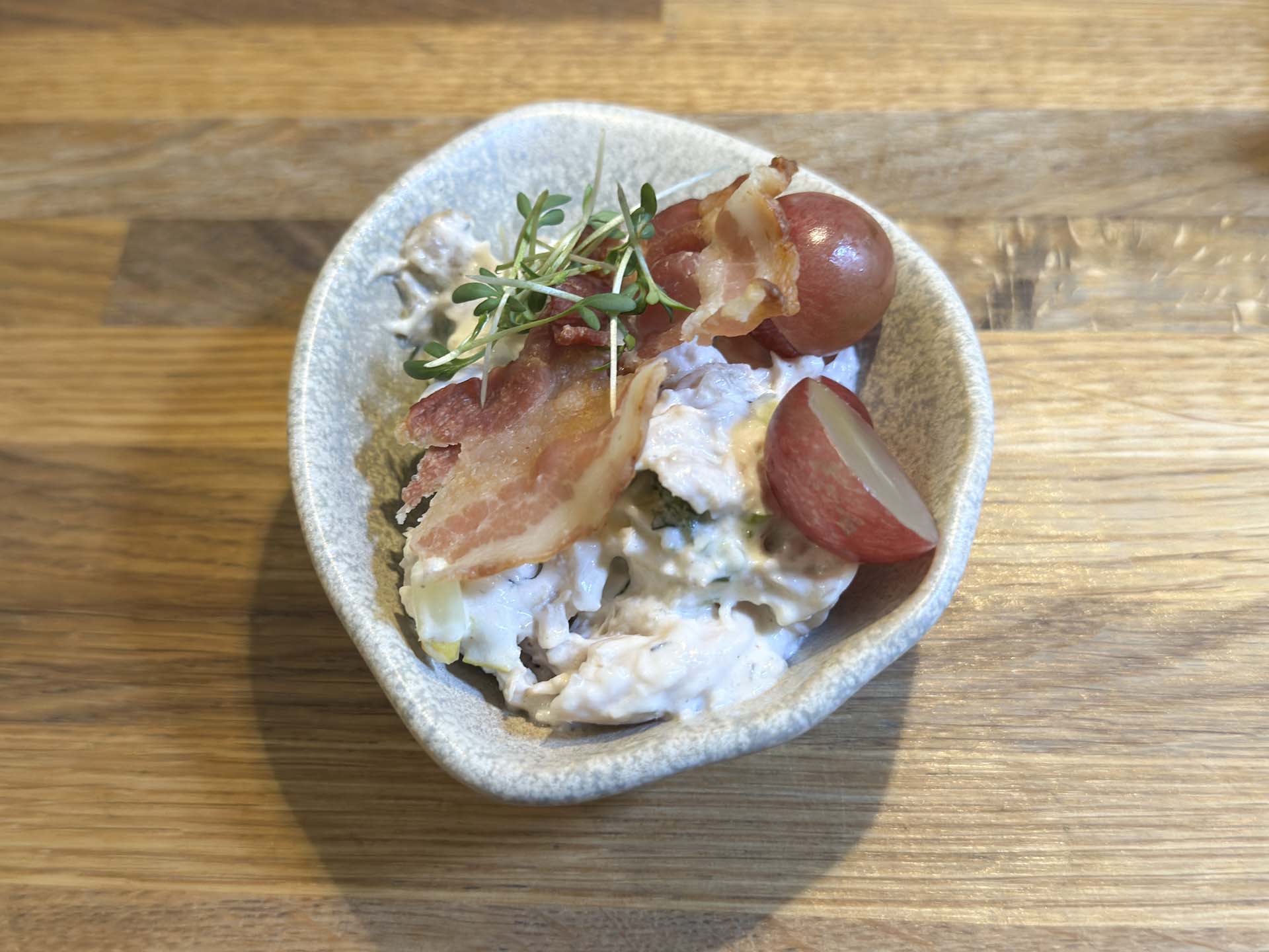 Hønsesalat med bacon og vindruer