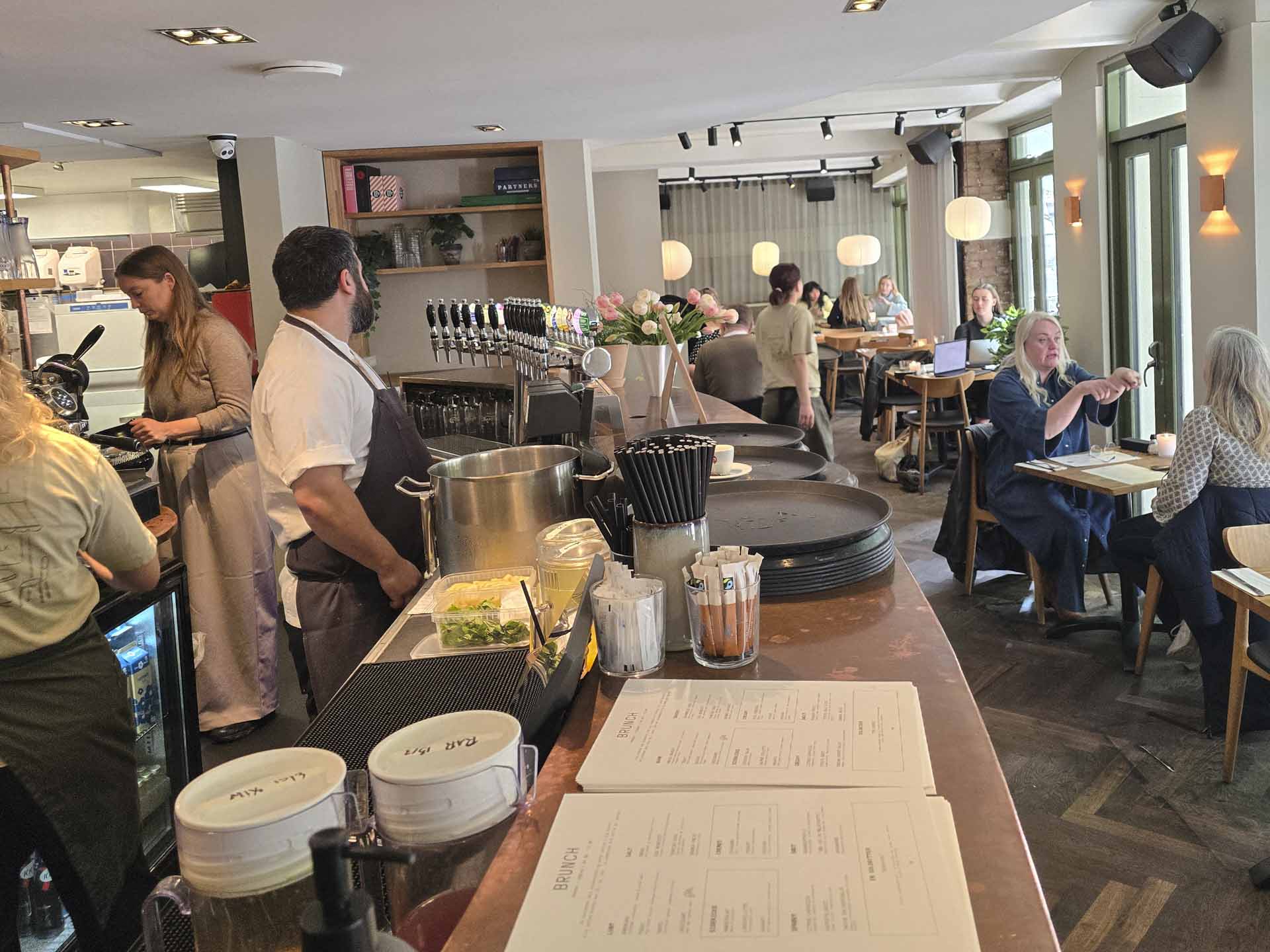 Vi havde knap nok sat os til rette hos Sidewalk, før menukortet landede på bordet. Brunchkonceptet er enkelt og nemt at afkode.