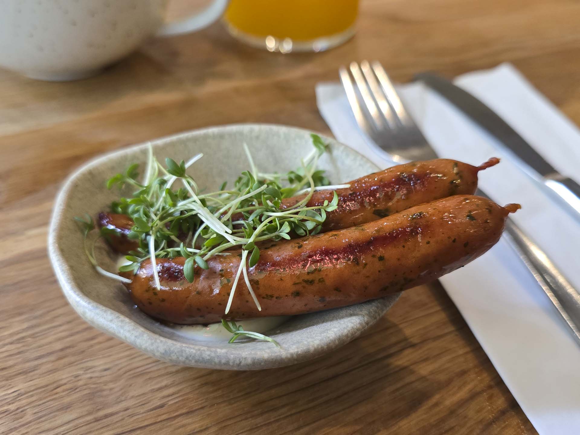 Brunchpølse med sennepsmayo og urter