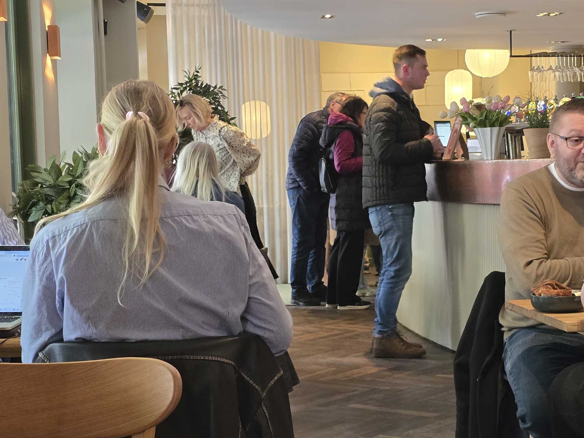 Café Sidewalk er en institution i Aarhus. Placeringen på åens solside gør naturligvis sit, og med omkring 100 udendørs siddepladser er der tænkt i volumen.