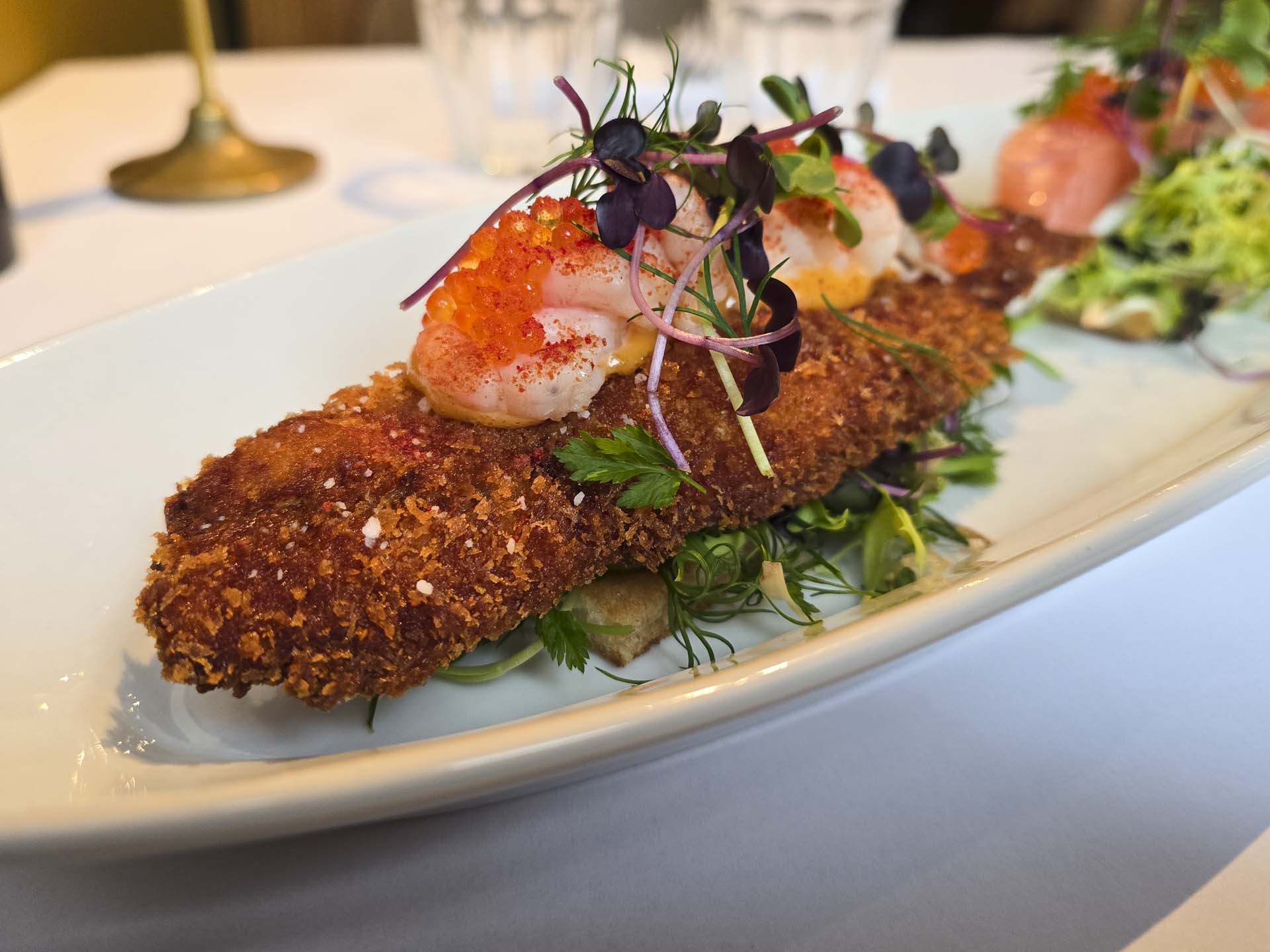 Brødet fylder ofte for meget på et stjerneskud. Det mætter naturligvis, men er der for meget, tager det også noget af smagen fra fisken. Brødet her er smørstegt sødmælksbrød.