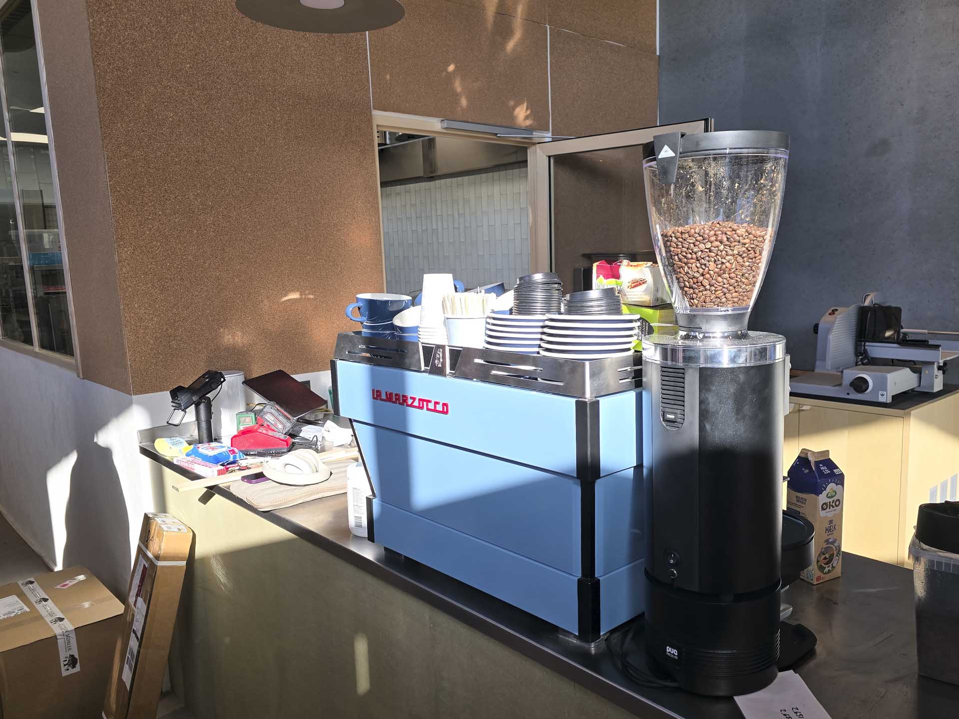 Hvis man er i tvivl om det maritime på Aarhus Ø, så tag et kig på den italienske, high-end og hundedyre La Marzocco-espressomaskine i lyseblå.
