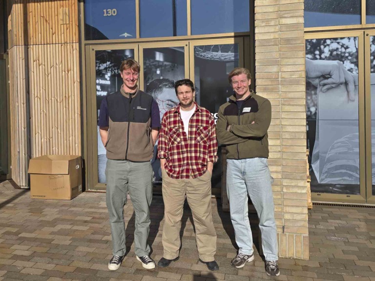 De tre barndomsvenner, Karl Philipp Moth, Rasmus Mazur Fischer og Karl Emil Halkjær, er trioen bag gastrobaren Lighthouse Burgers,