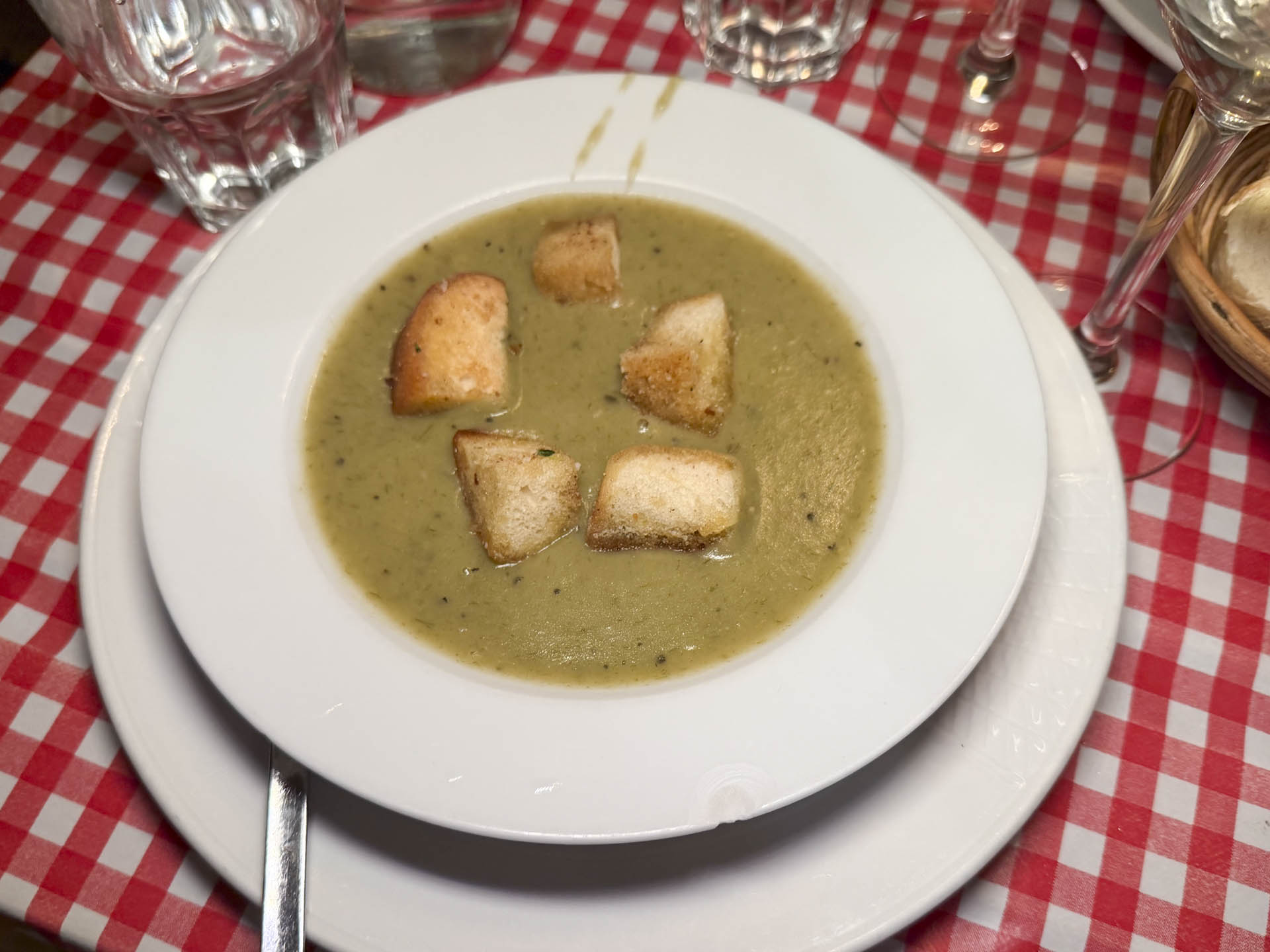Desuden fik vi kartoffelporresuppe, som blev serveret rygende varm og med sprøde croutoner, stegt i rigeligt smør hos Oli-Bistro i Aarhus C.