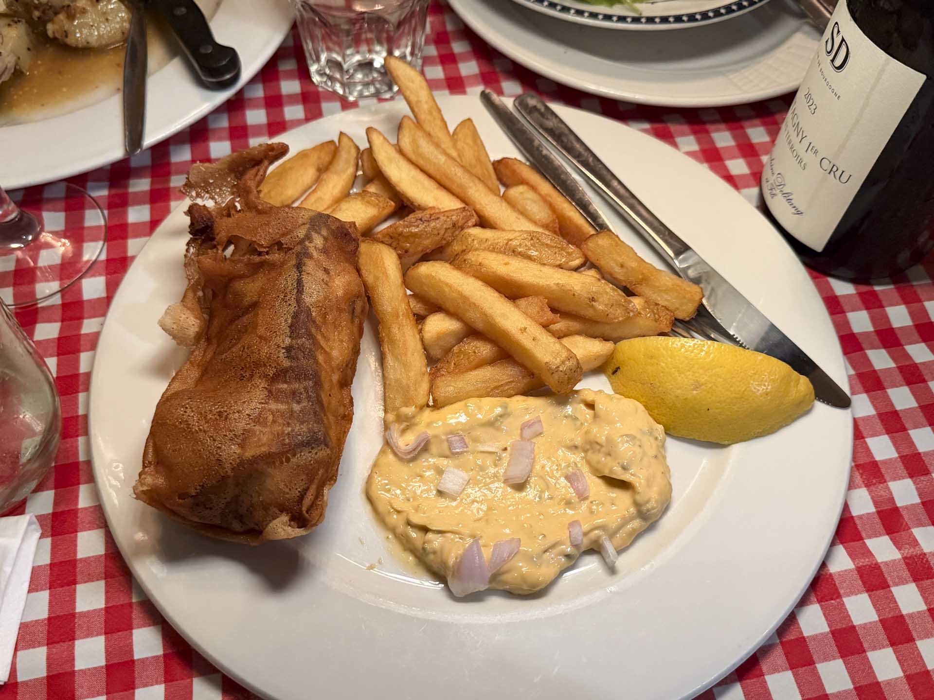 Et kolossalt stykke mørksej, omkranset i knasende “batter”, og en god håndfuld pommes frites lå og smilede til os.