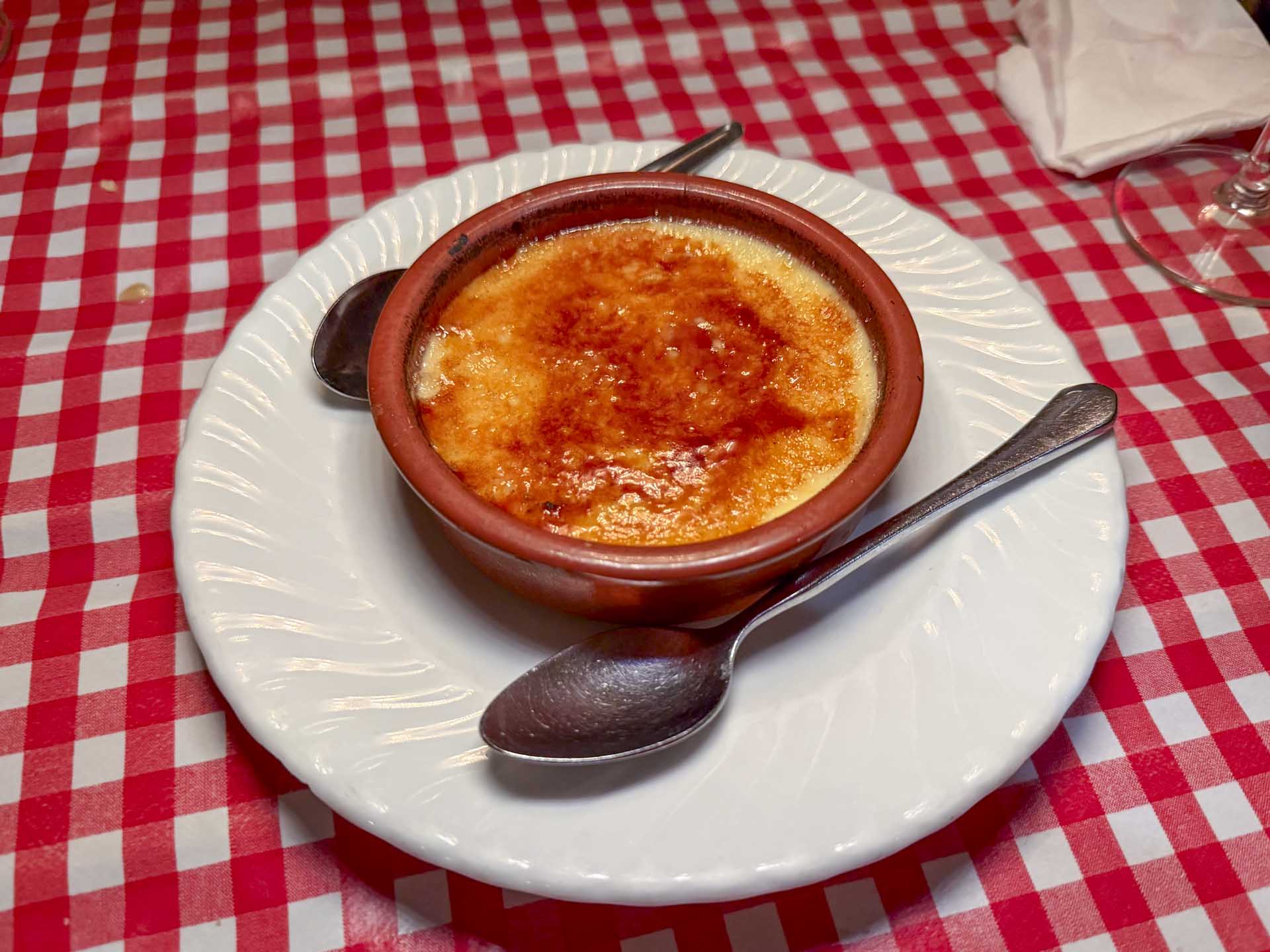 Den franske dessertklassiker var uden slinger i valsen og med tydelig vaniljesmag, tyk sukkerskorpe og lækker tekstur.