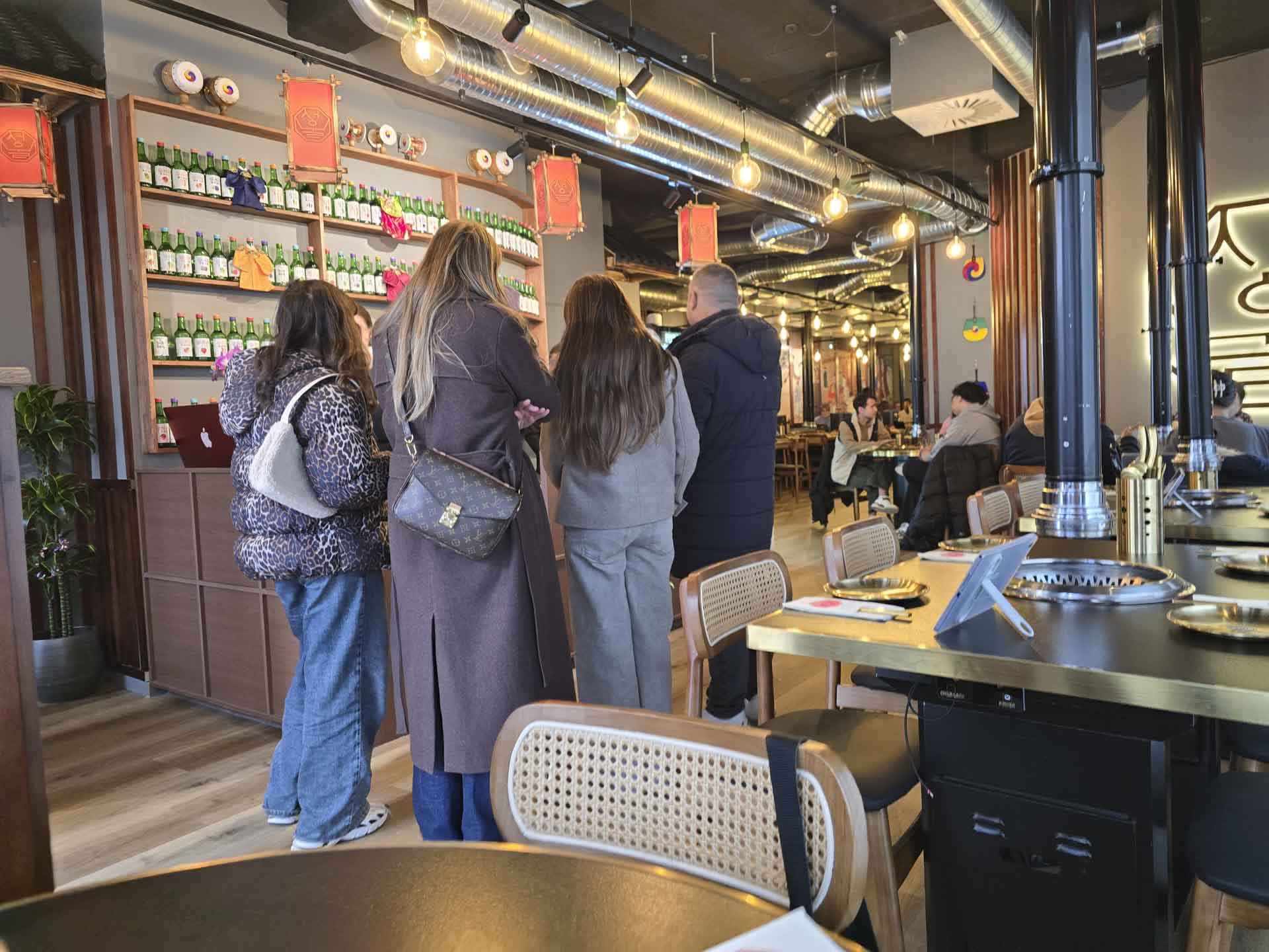 Gæster venter hos Seoul Korean BBQ i Aarhus