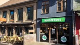 Burger Boss set udefra gaden af