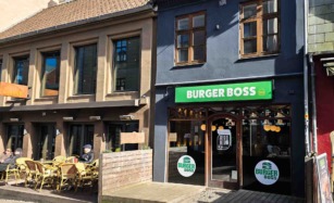 Burger Boss set udefra gaden af