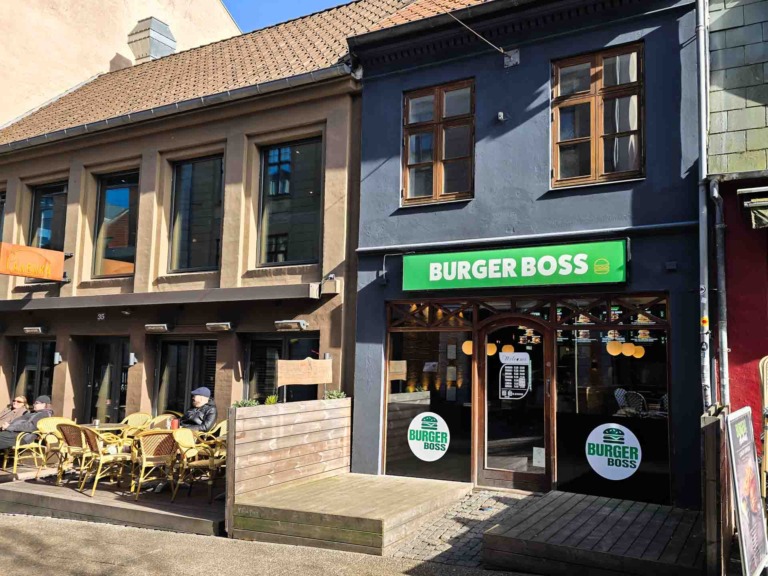 Burger Boss set udefra gaden af