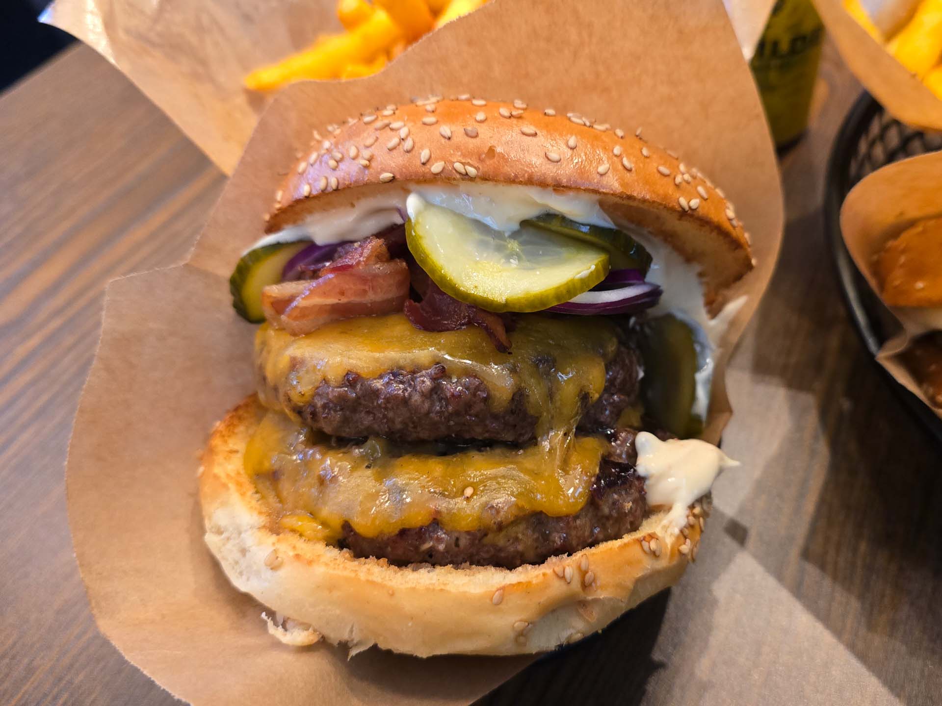 Burgeren består af intet mindre end dobbelt bøf, ekstra ost, bacon, løg, hjemmelavede, sprøde, syltede agurker og Boss' signaturdressing.