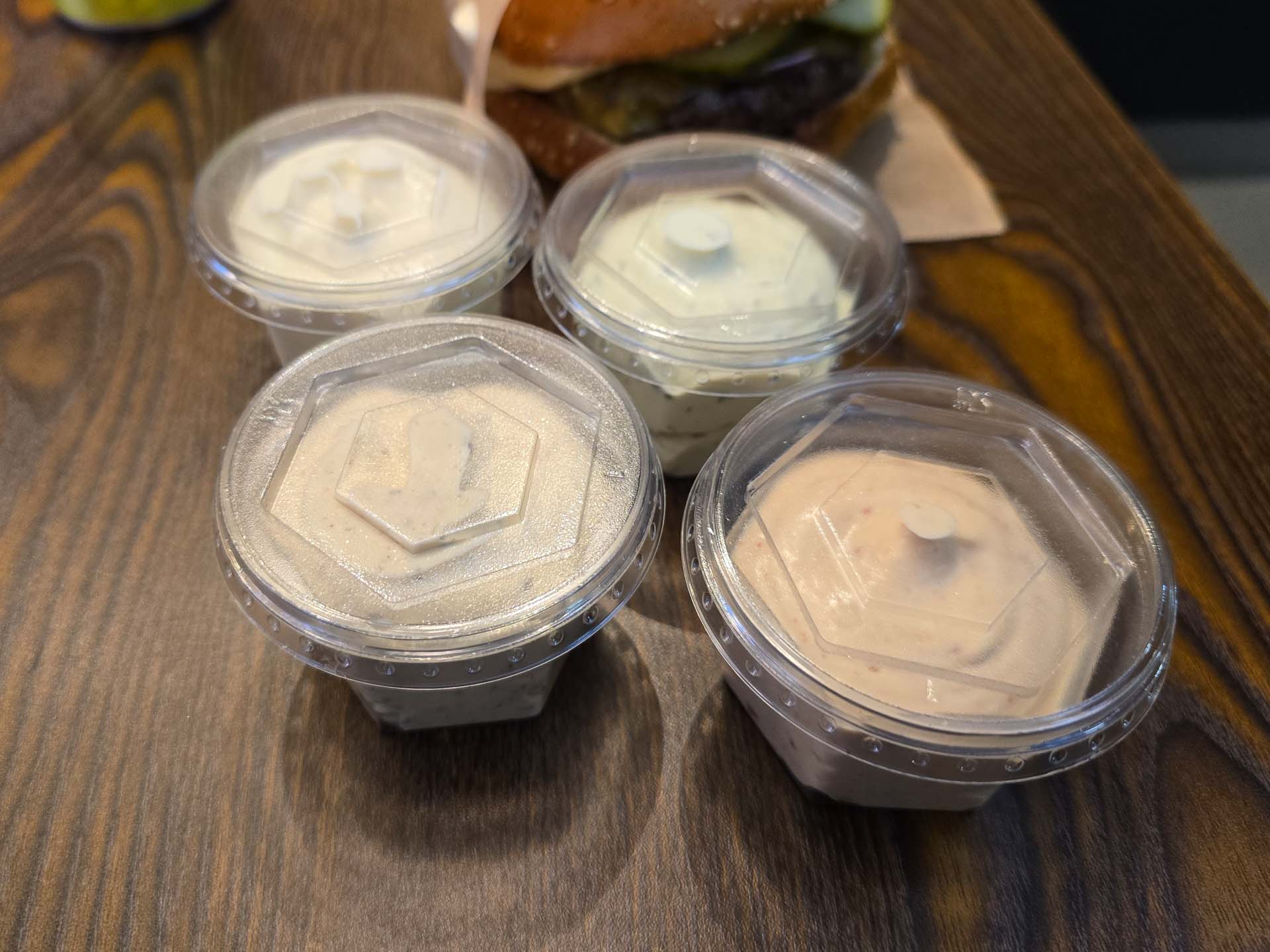 Alle dips var hjemmelavede, og der fulgte en valgfri dip med i menuen.