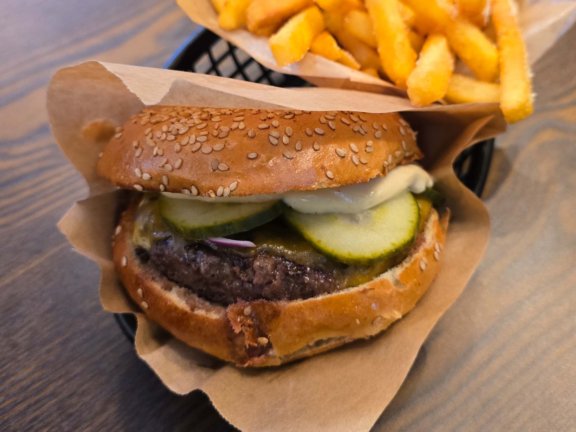 Klassikeren over dem alle med bøf, ost, løg, hjemmelavede, sprøde, syltede agurker og Burgers Boss' signaturdressing.