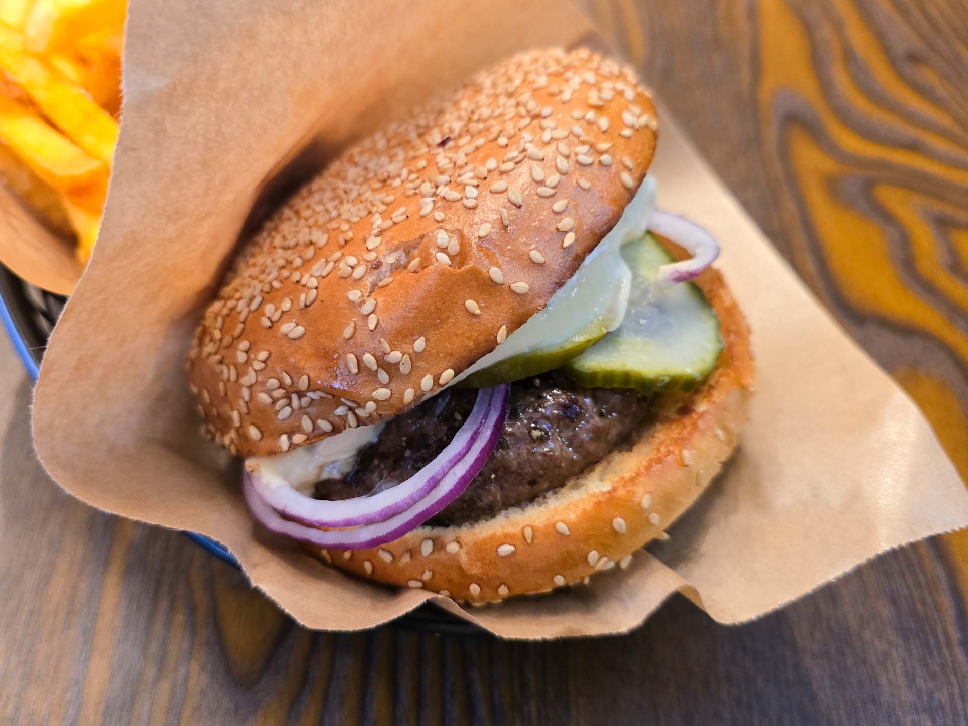 Hamburgeren bestod af løg, hjemmelavede, sprøde, syltede agurker, bøf og Boss' signaturdressing.