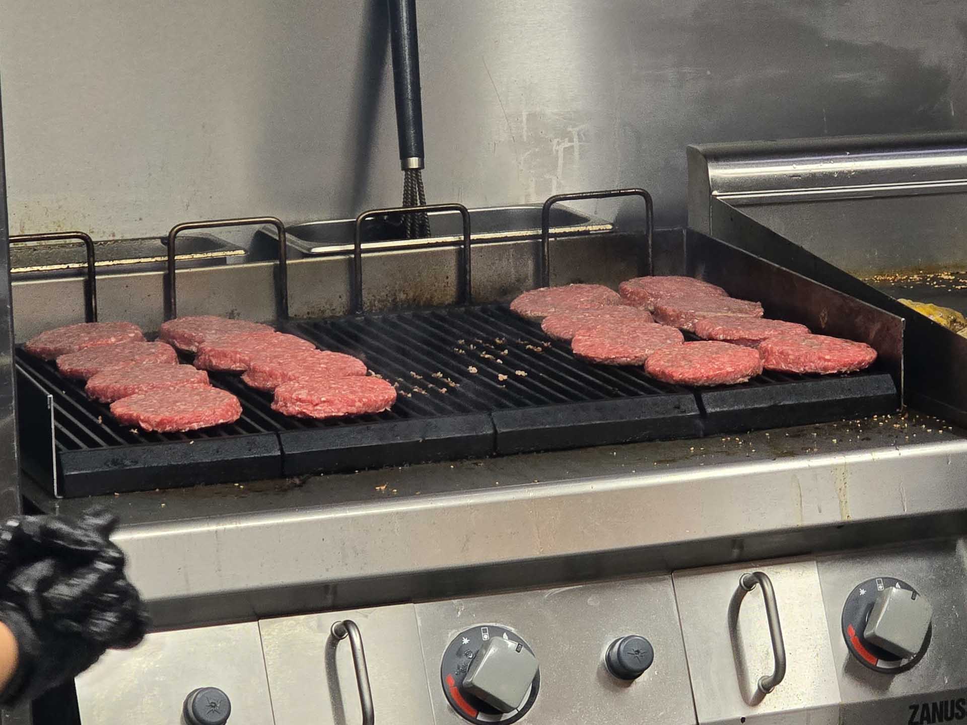 her griller de 16 hakkebøffer hos Burger Boss i Aarhus C