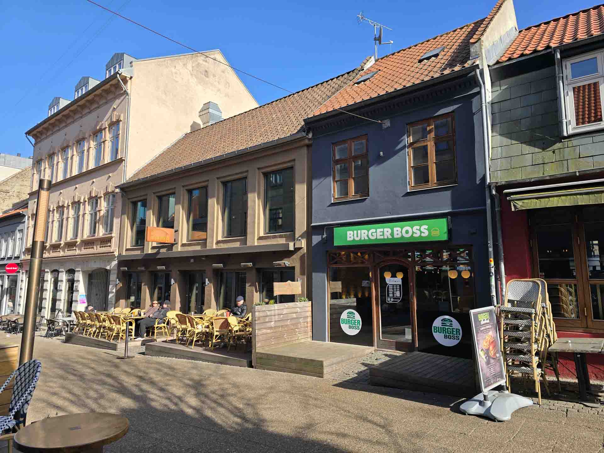 Burger Boss i Frederiksgade set udefra gaden af