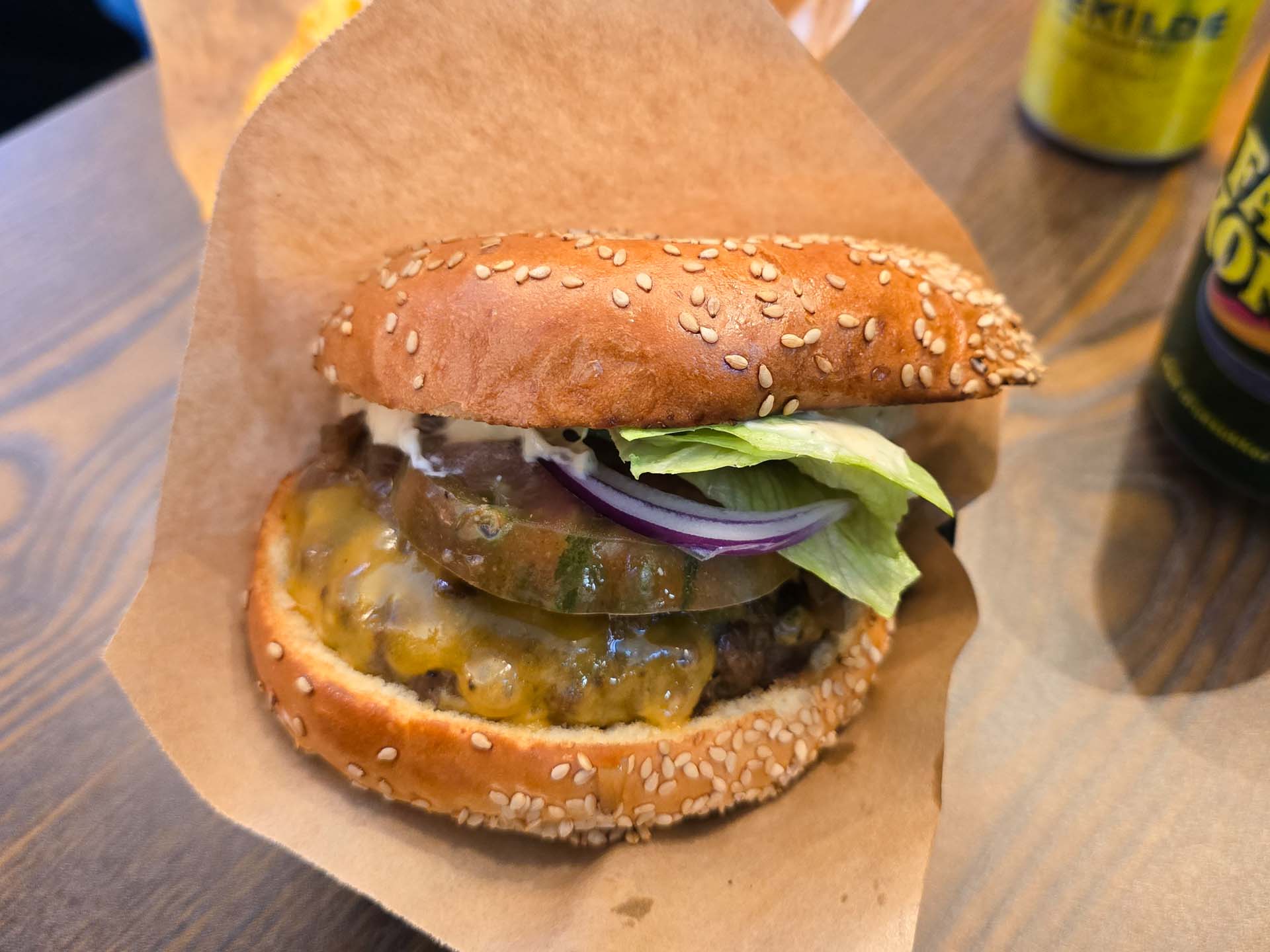 Det var en trøffelburger med perfekt stegt bøf, smeltet ost, salat, tomat, rå og karamelliserede løg samt Boss' trøffeldressing hos Burger Boss i Aarhus C