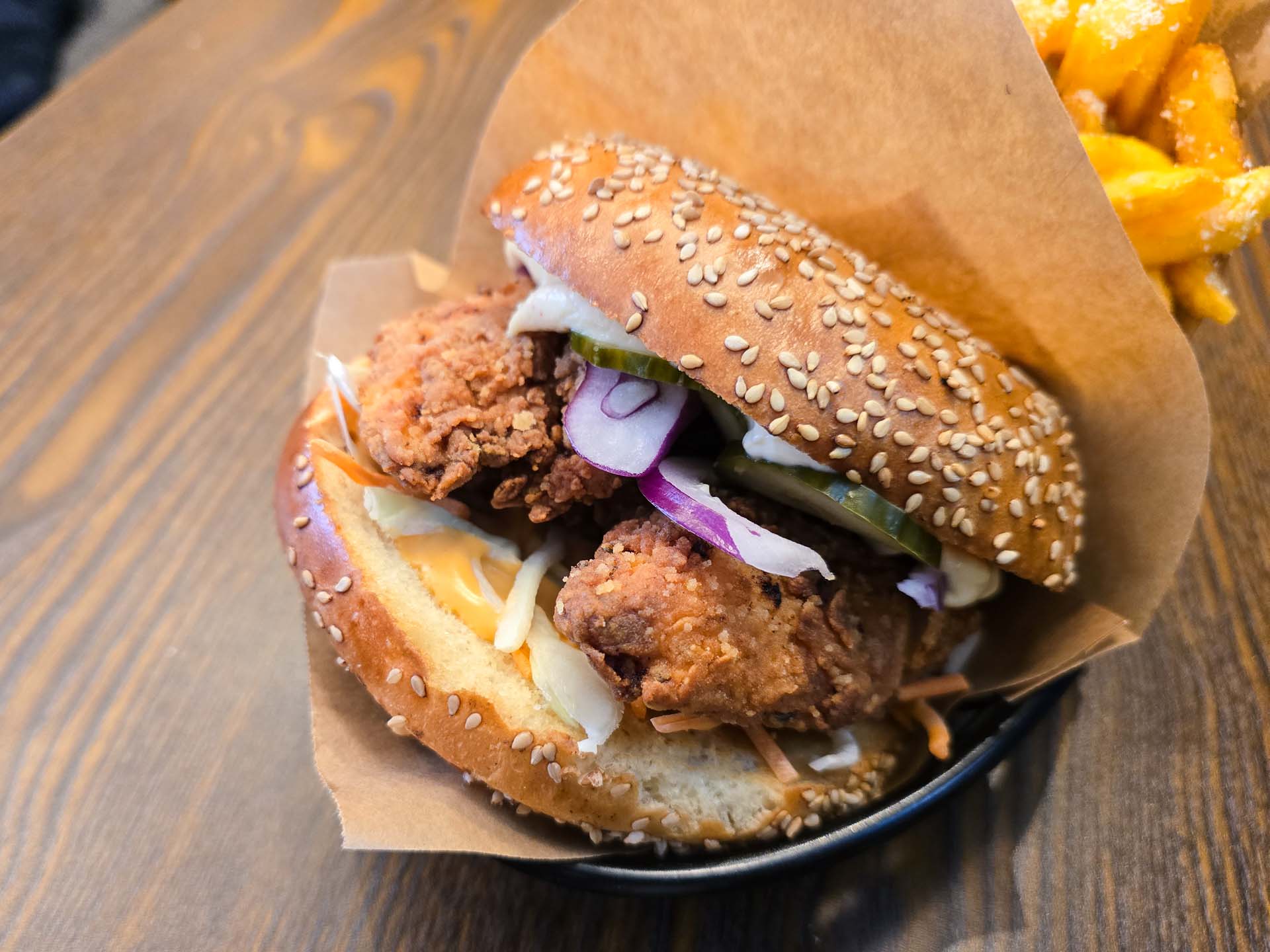 Burger med sprød kylling og rødløg hos Burger Boss i Frederiksgade i Aarhus C