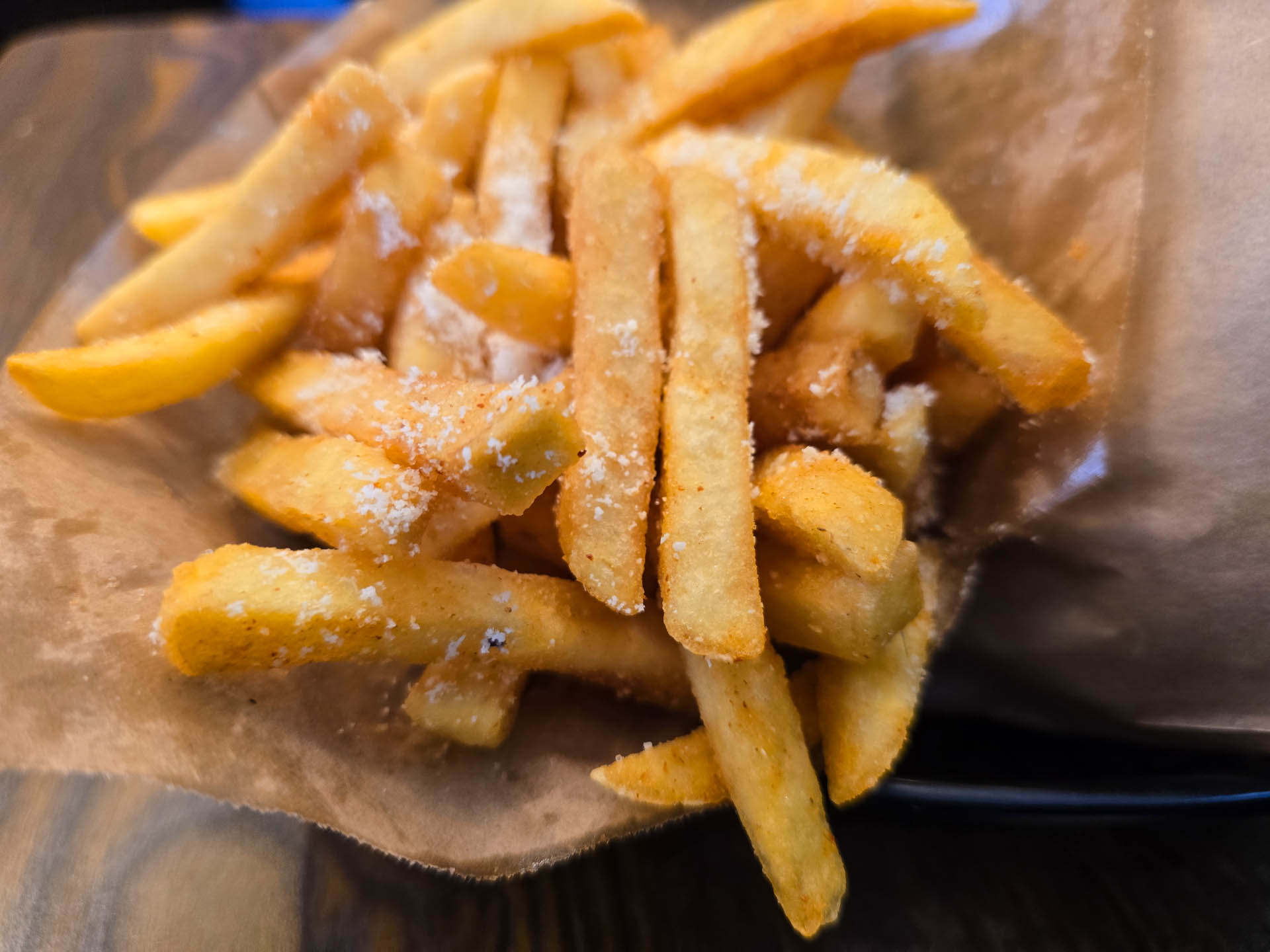 Pomfritterne levede heldigvis også op til forventningerne. De var sprøde udenpå, bløde og luftige indeni og havde et fint strejf af paprika og parmesan.