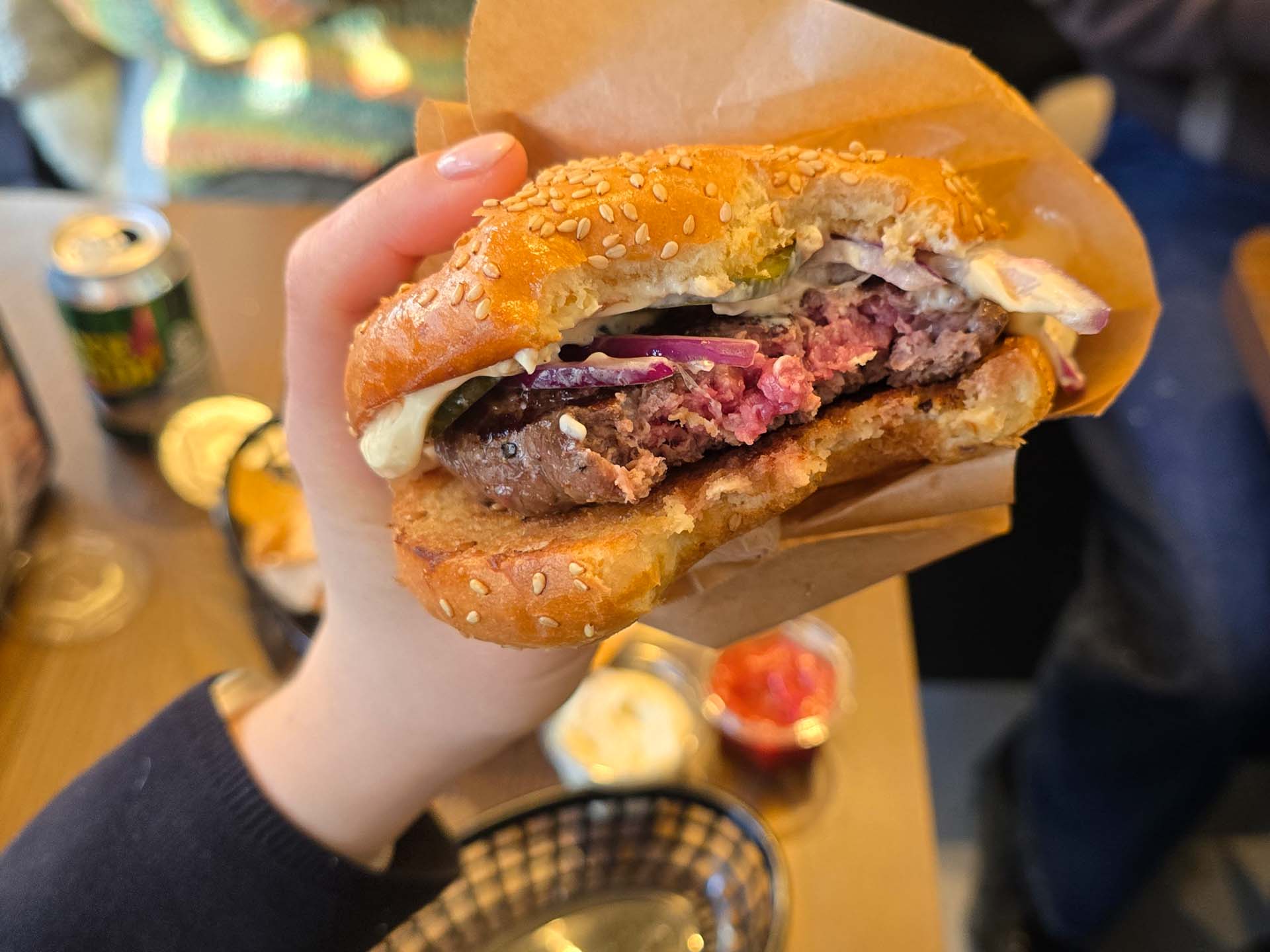 Bøffen var stegt til perfektion: rød og saftig, præcis som vi bad om.