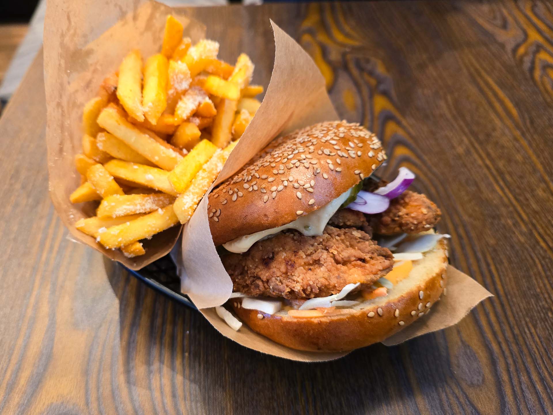 Den var sprød, dobbeltpaneret kylling, salat, coleslaw, løg, hjemmelavede, sprøde, syltede agurker og selvfølgelig Boss' signaturdressing.