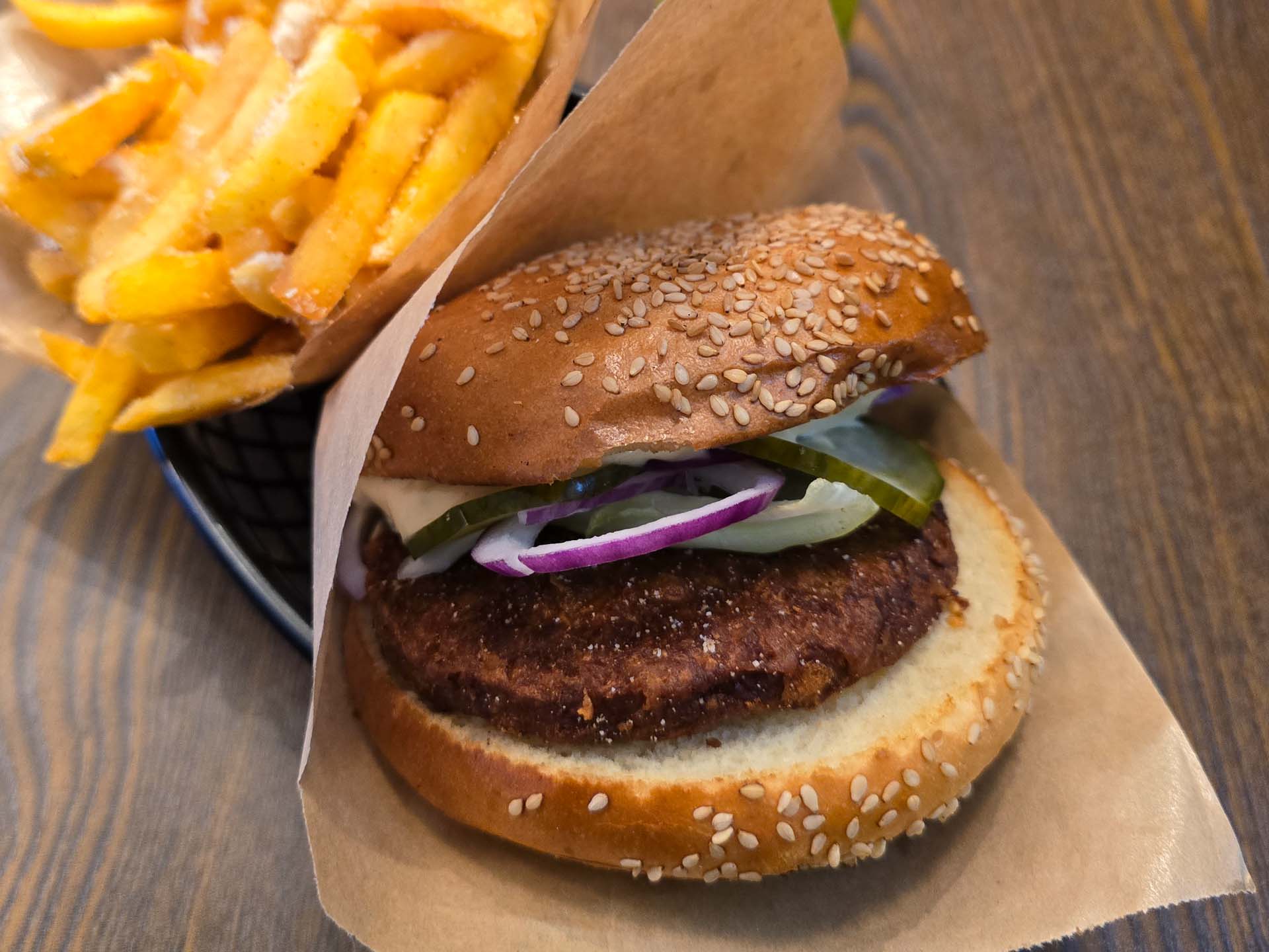 Det var en vegansk burger med plantebaseret bøf, hjemmelavede sprøde syltede agurker, salat, tomat, løg samt vegansk ketchup og mayo. Den smagte ganske fin og havde en god dressing, men den manglede krydderi og dybde.