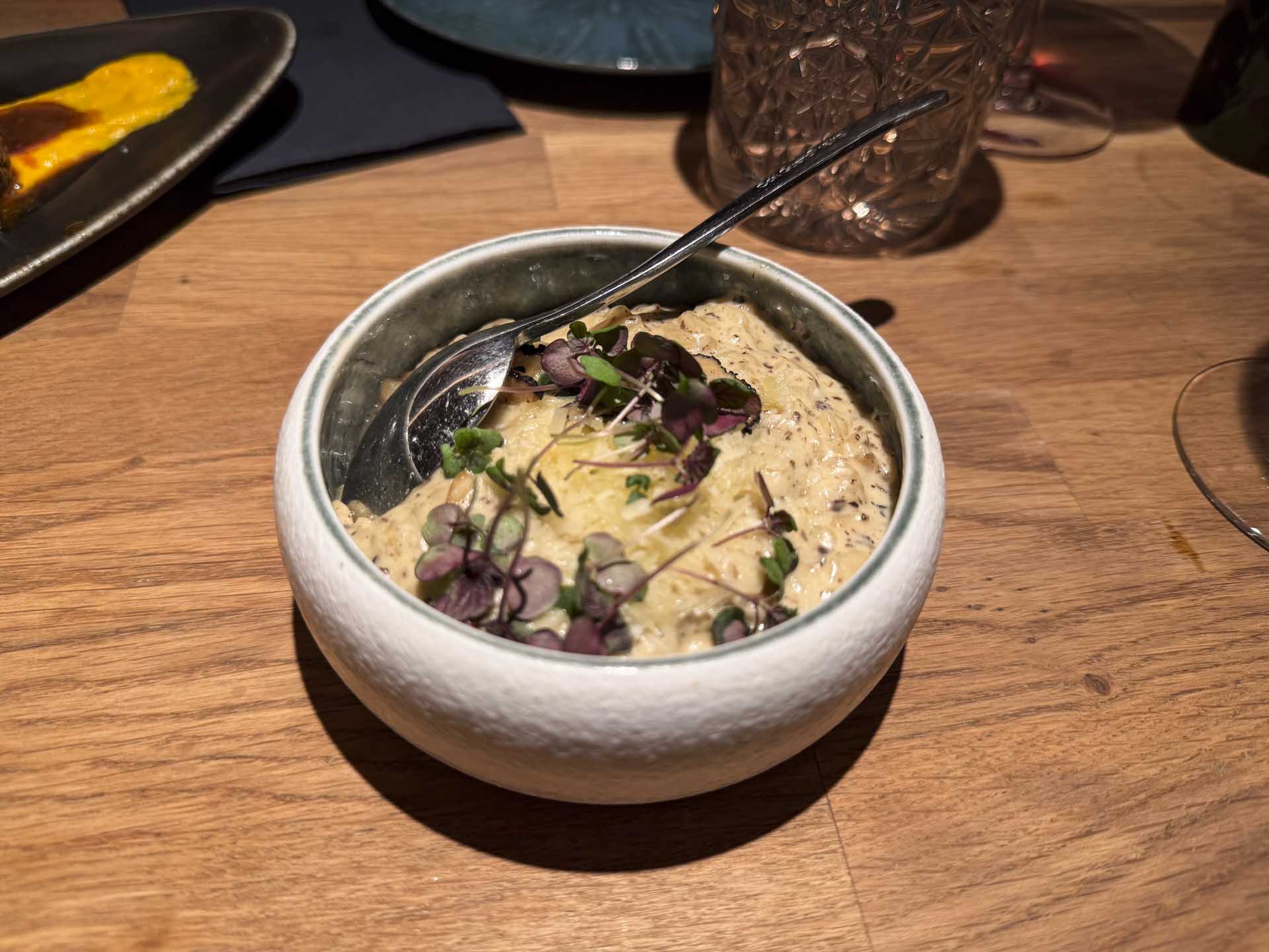 En velmenende risotto med både trøffelpasta, trøffelskiver og trøffelolie.