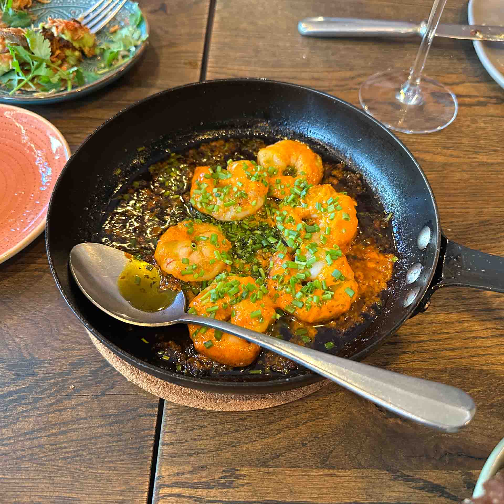 Rejer i hvidløg og urter på pande hos Restaurant Socios i Aarhus C