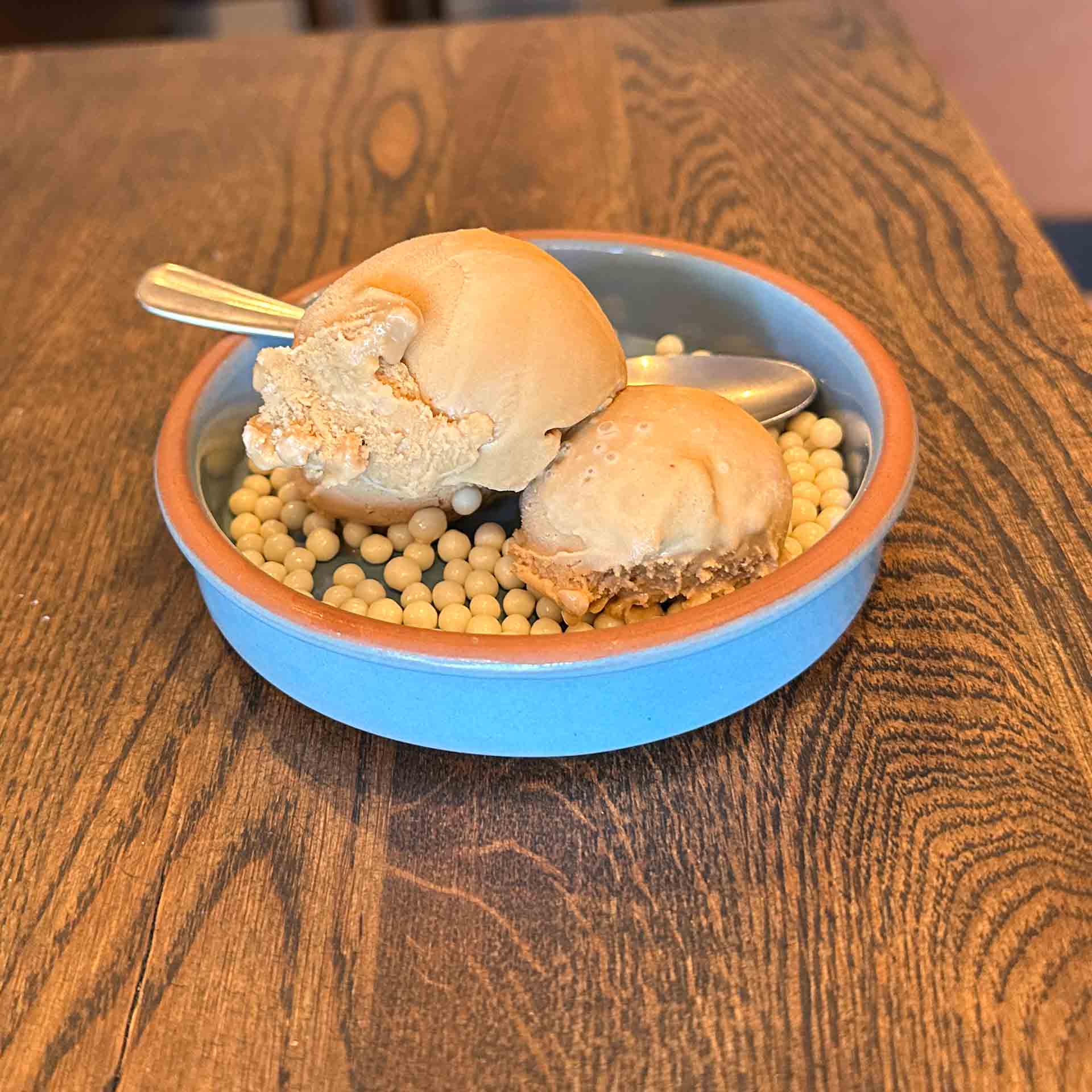 Dessert med is i blå skål hos Restaurant Socios i Aarhus C