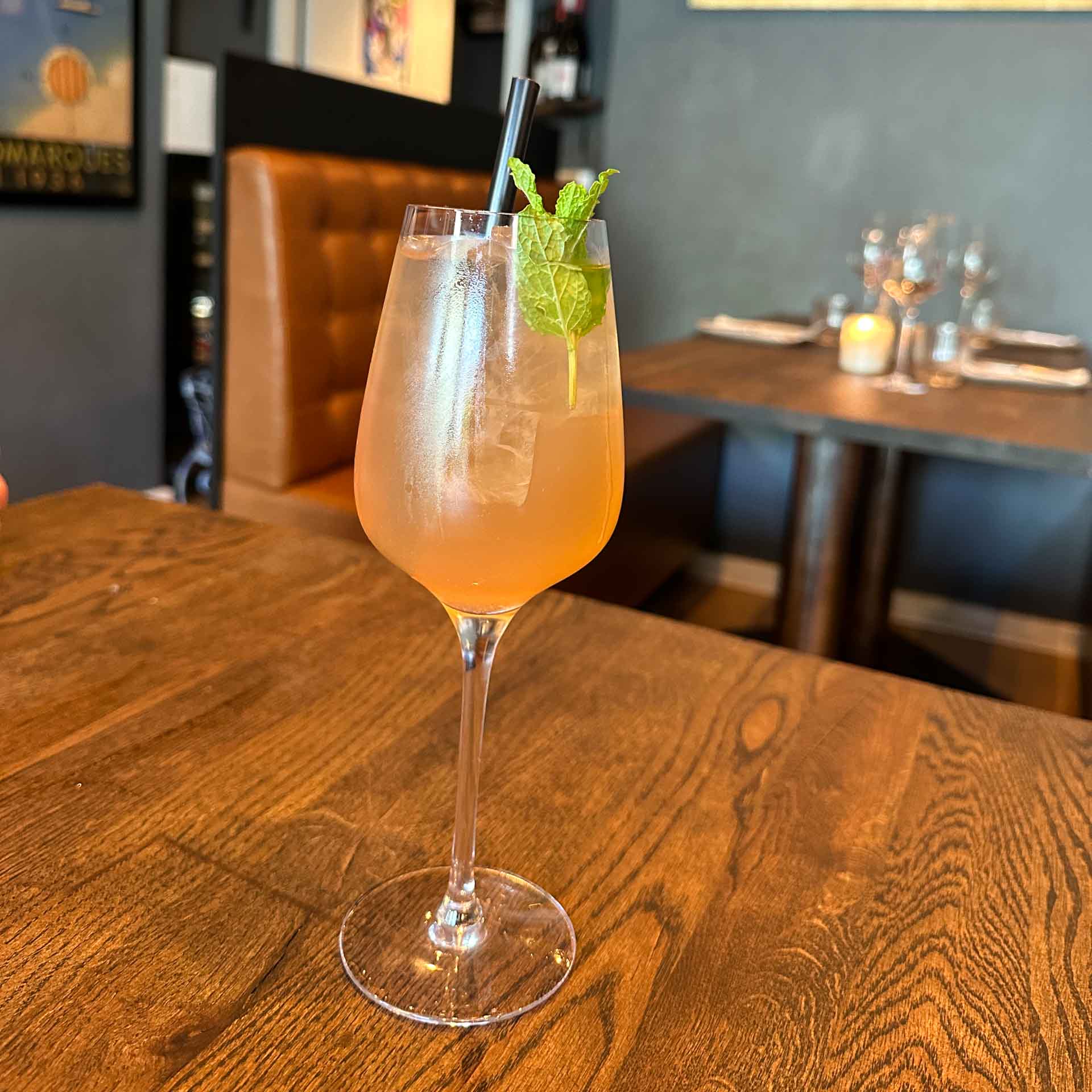 Lyserød drink med mynte hos Restaurant Socios i Aarhus C