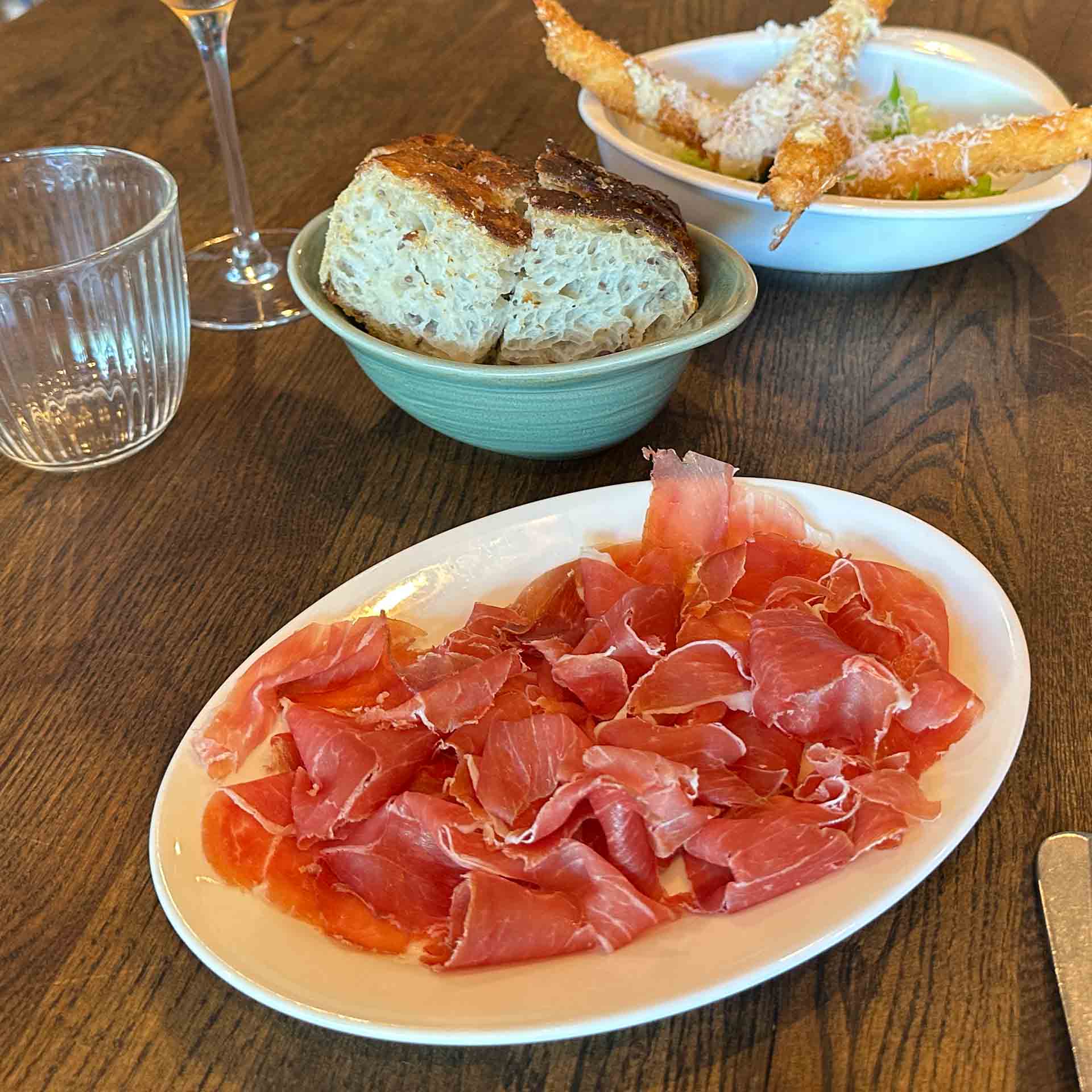 Fad med serranoskinke, brød og friteret snack hos Restaurant Socios i Aarhus C