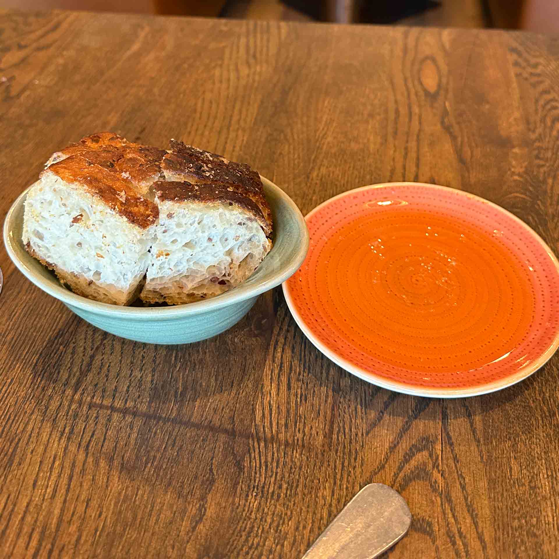 Brød og skål med kold tomatsuppe hos Restaurant Socios i Aarhus C