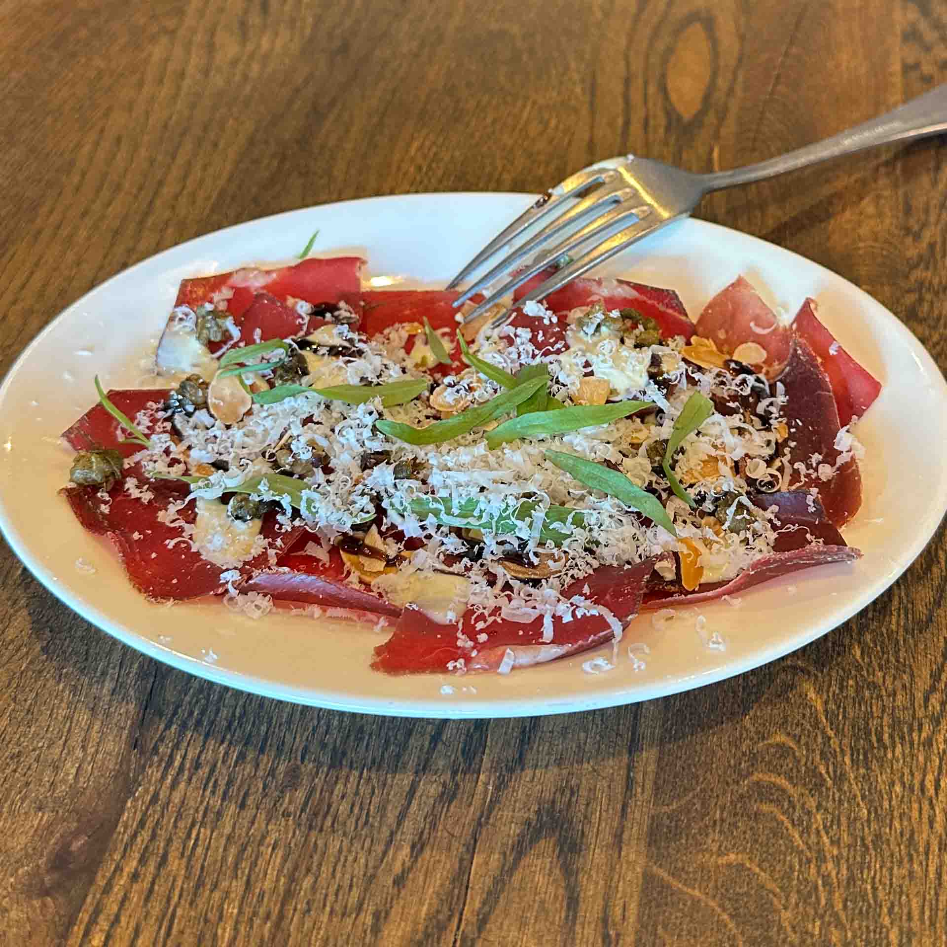 Carpaccio med revet ost hos Restaurant Socios i Aarhus C