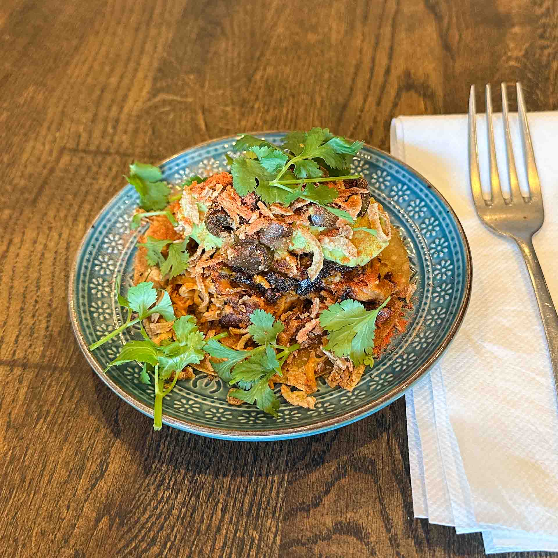 Ret med tomat og rucola i mønstret skål hos Restaurant Socios i Aarhus C