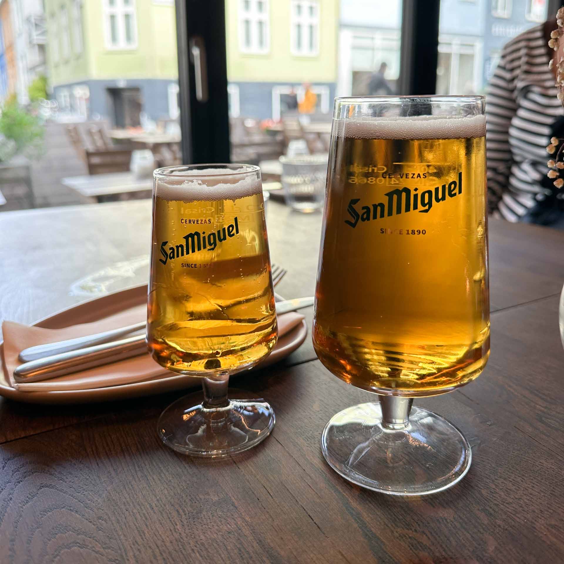 To glas San Miguel på bordet udenfor hos Restaurant Socios i Aarhus C