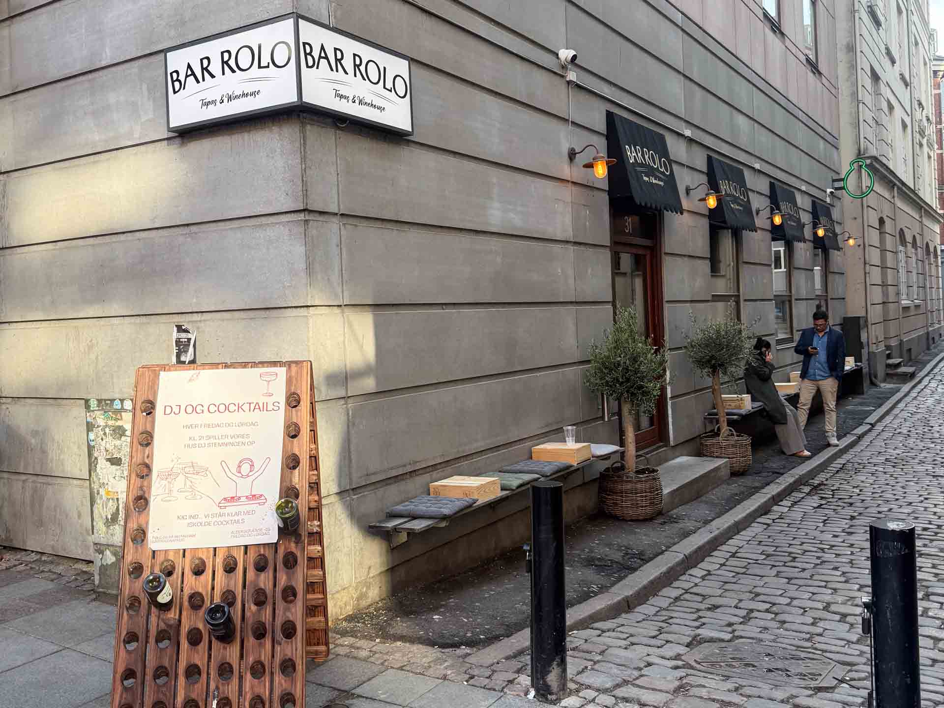 Bar Rolo set ude fra åen af.